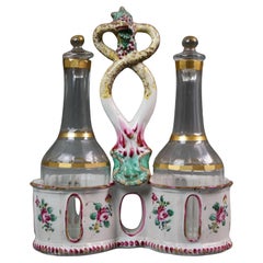 Ceramica Dipinta del XVIII secolo Oliera con Bottiglie in Cristallo tagliato