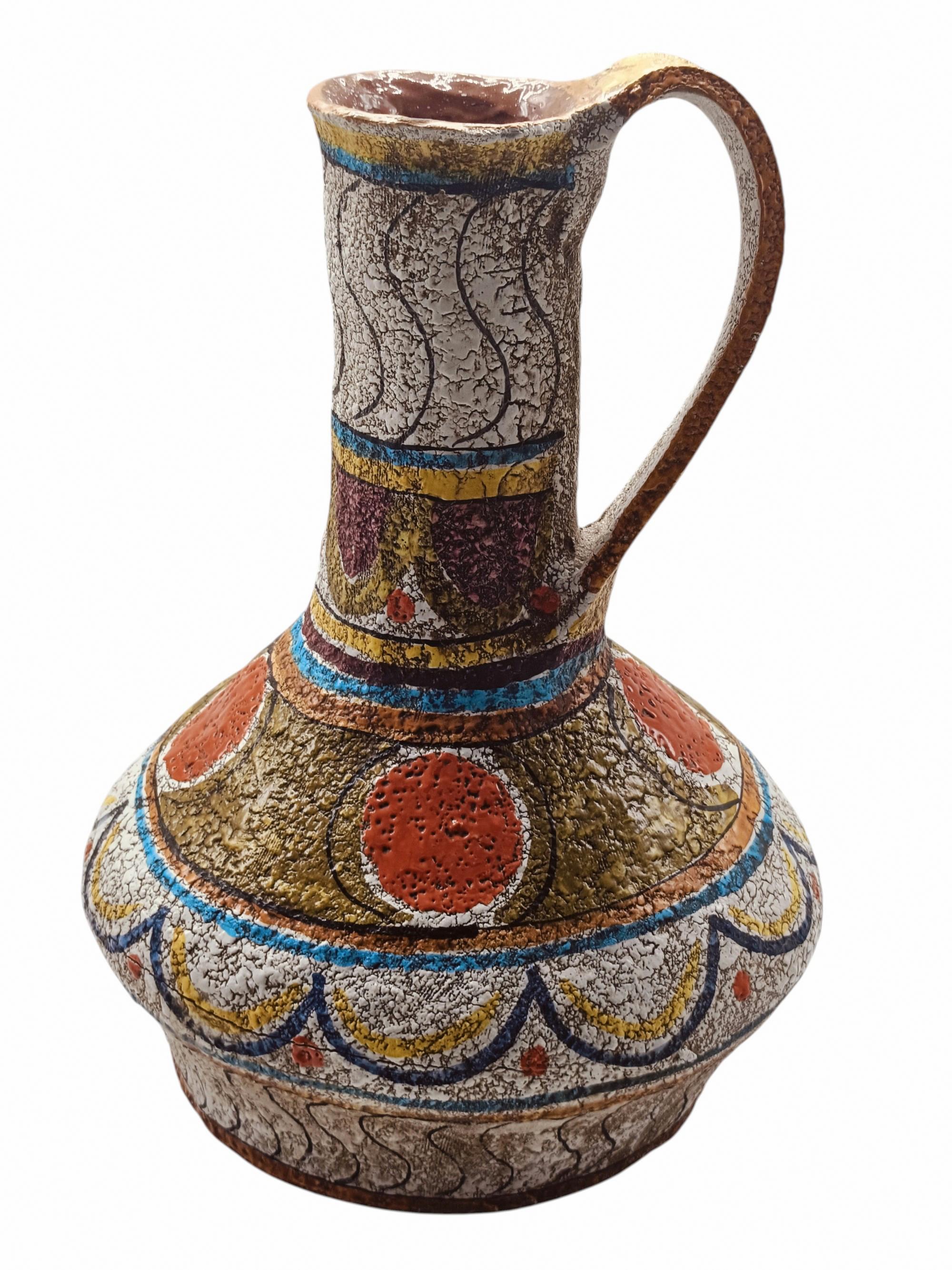 Vaso anfora della manifattura Mamma Ro'. Creata a Lucca nel 1967 dalla famiglia Pierallini, Mamma Ro' è nota per la sua produzione artigianale che unisce una tecnica antica di origine etrusca (detta 
