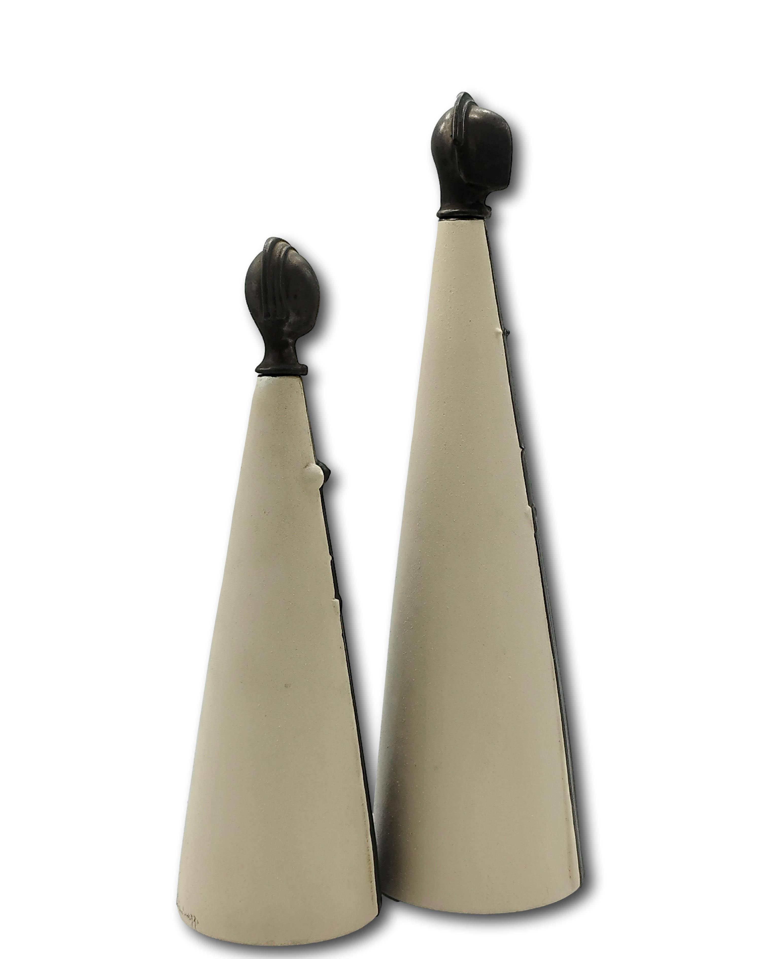 Raro par de botellas/esculturas de cerámica bicolor en blanco y negro con tapones de metal Lei & Lui, firmadas Chiminazzo.
Tamaño mujer cm. h.30x20x20