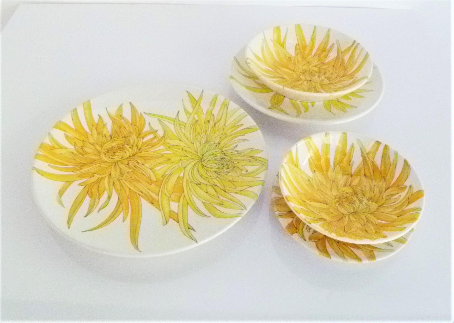 Ceramiche Ernestine, Salerno, Italy Set Chrysanthemum Dinnerware 39 Pcs, 1950s In Good Condition In Miami, FL