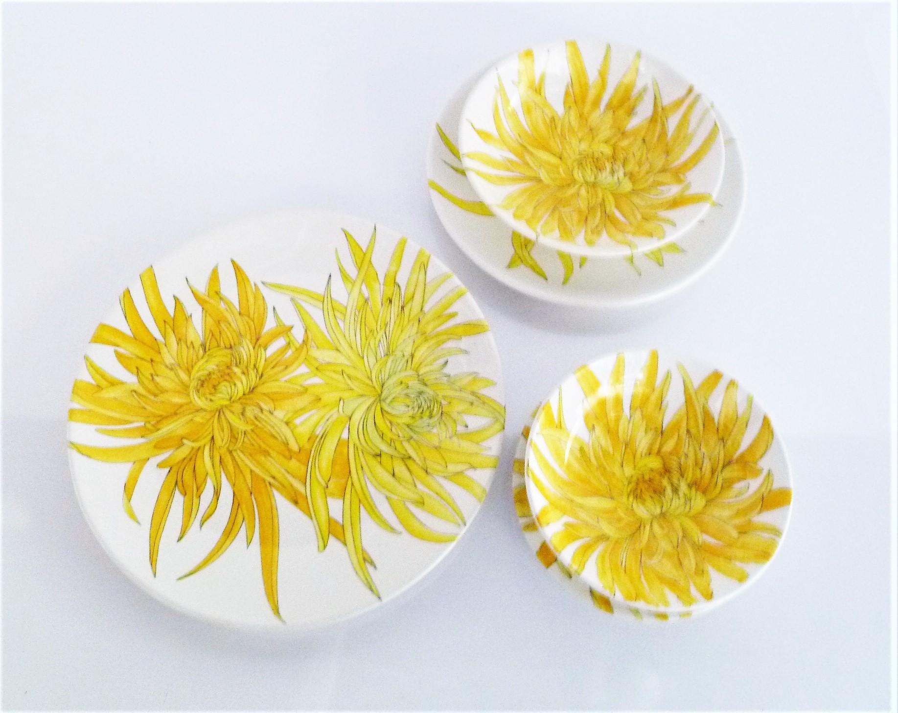 Mid-20th Century Ceramiche Ernestine, Salerno, Italy Set Chrysanthemum Dinnerware 39 Pcs, 1950s