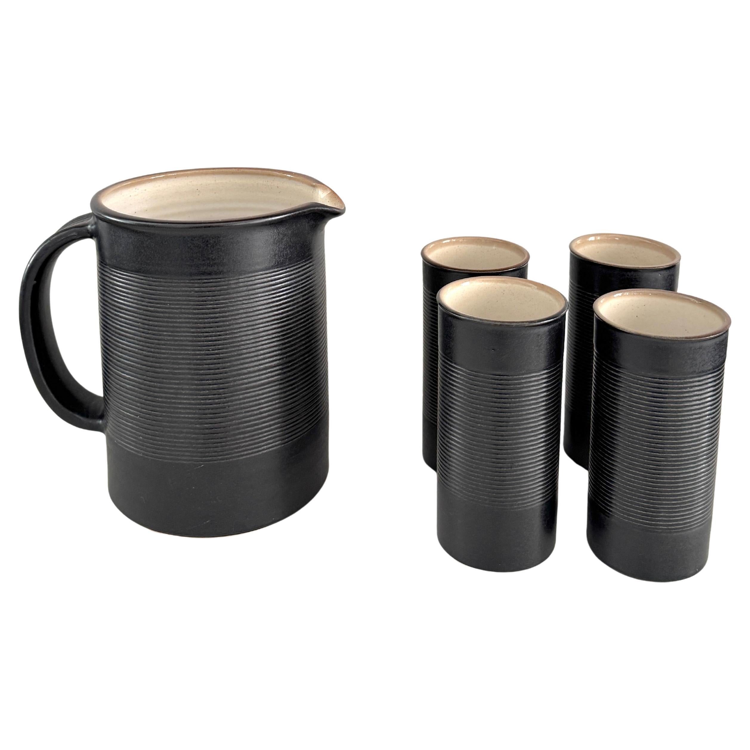 IP Ceramics, Set bestehend aus einer Karaffe und vier Trinkgläsern, 1960er Jahre