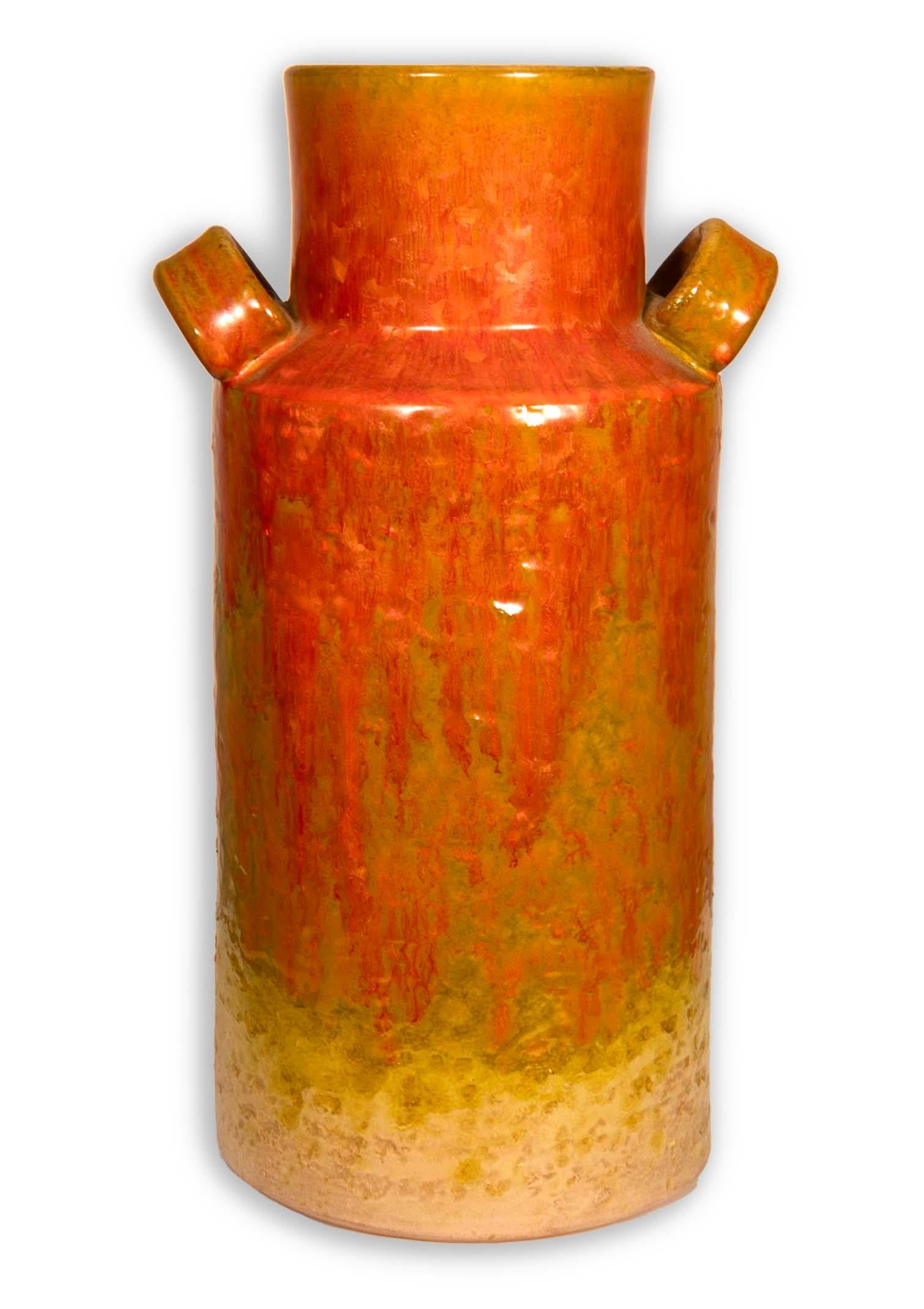 Vibrante e rustico, questo set di Ceramiche Toscane Italy comprende un vaso e una brocca, ognuno dei quali mette in mostra la maestria dell'artigianato ceramico italiano. I pezzi sono caratterizzati da una straordinaria miscela di toni della terra e