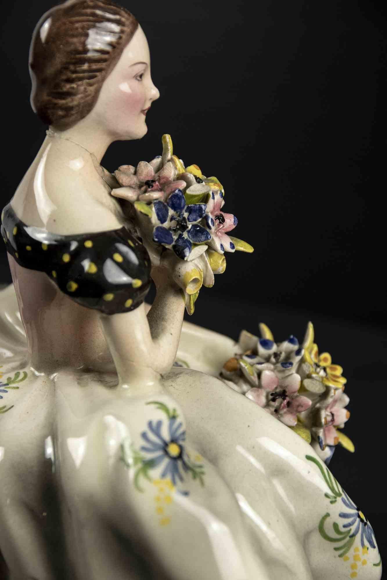 Keramik Dame mit Blumensträußen ist ein originelles Objekt aus der Mitte des 20. Jahrhunderts.

Original feines farbiges Porzellan. 

Hergestellt in Frankreich.

Das Werk stellt eine weibliche Figur dar, eine Dame, die ein elegantes,