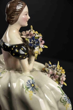 Céramique - Dame avec bouquets, France, milieu du 20e siècle