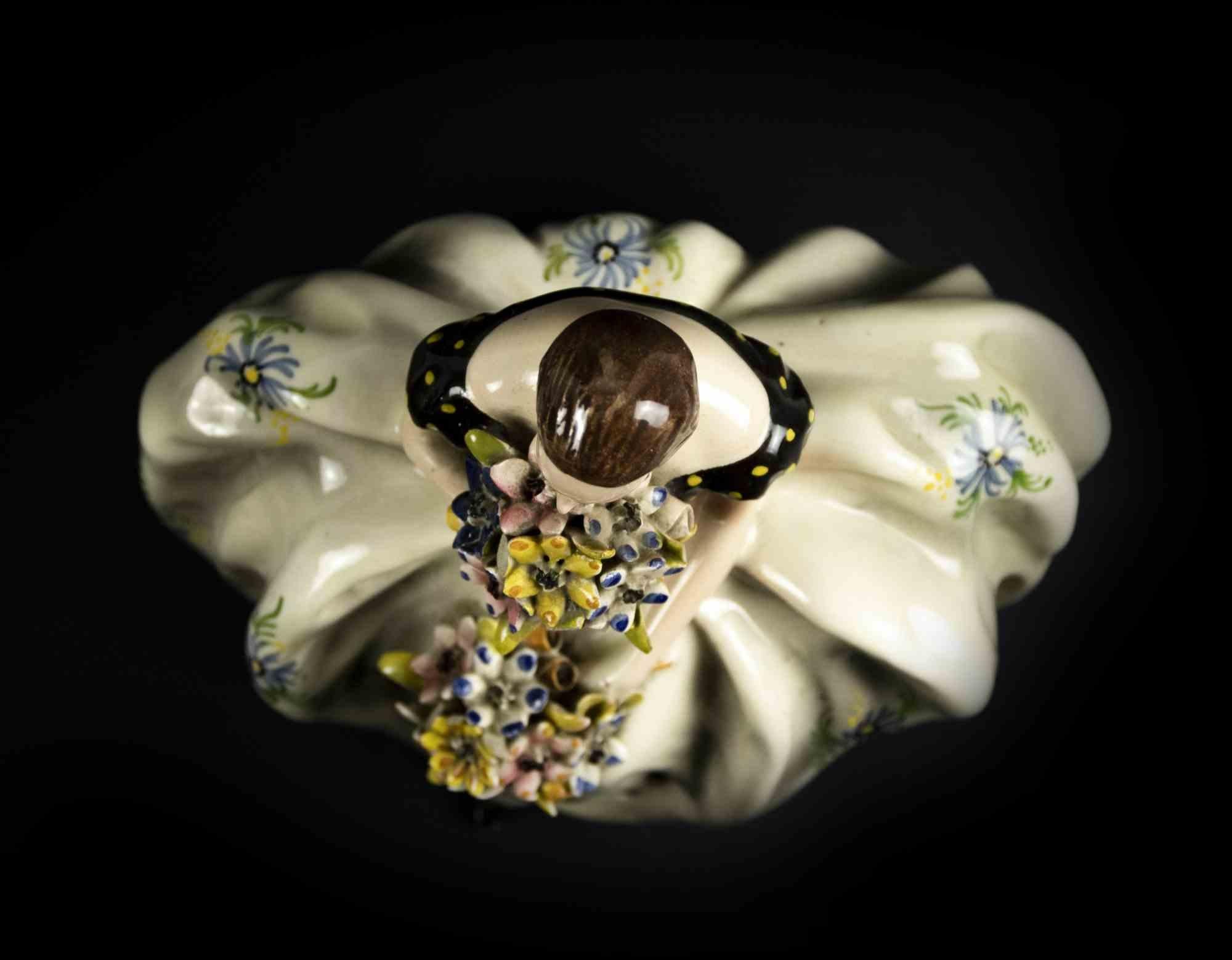 Keramik Dame mit Blumensträußen, Frankreich, Mitte des 20. Jahrhunderts im Zustand „Gut“ im Angebot in Roma, IT