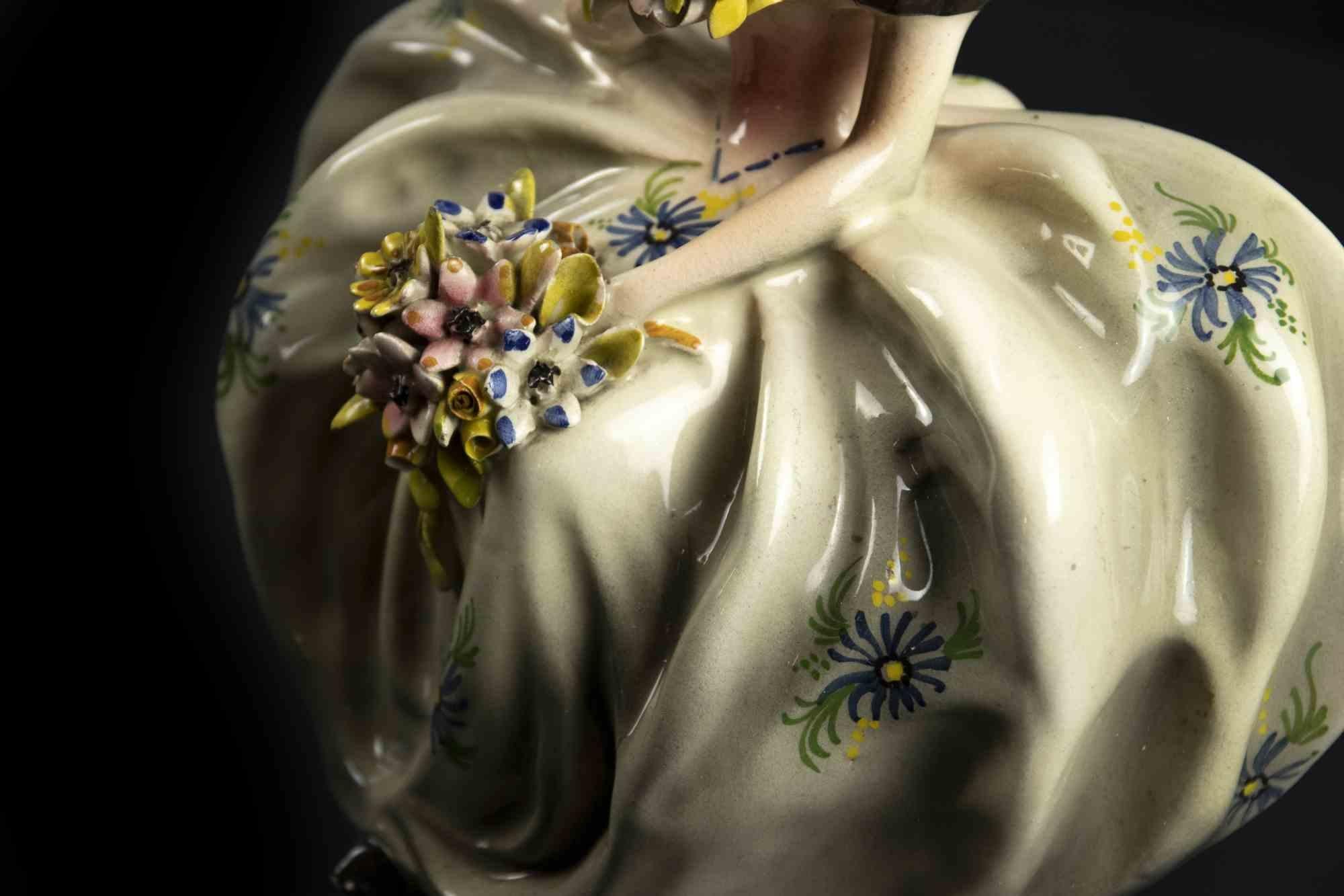 Keramik Dame mit Blumensträußen, Frankreich, Mitte des 20. Jahrhunderts (Porzellan) im Angebot
