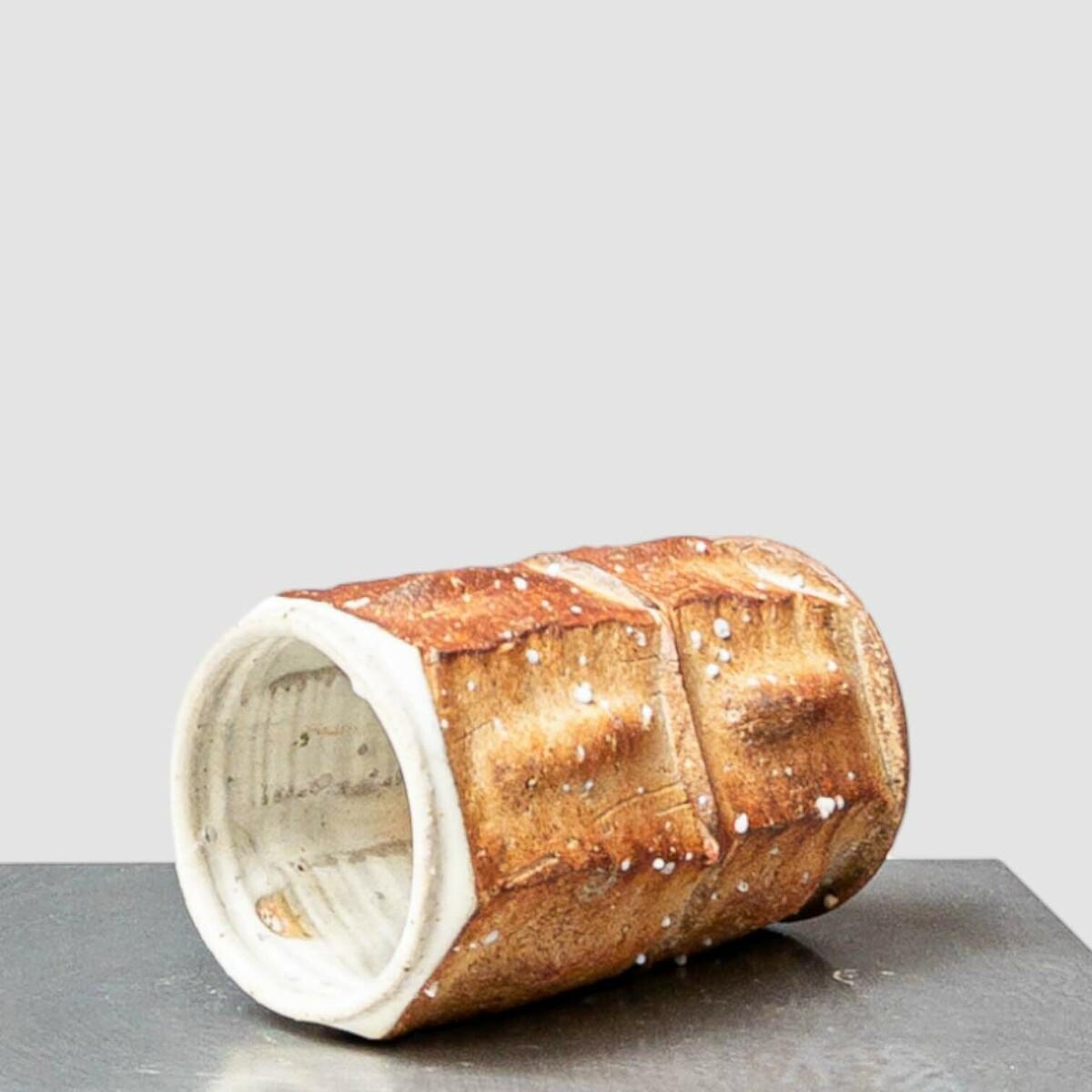 La silhouette disadorna e la smaltatura ricca e strutturata di questo vaso catturano l'essenza dello Studio Pottery americano degli anni '70, dove gli artisti davano la priorità all'autenticità e alla sperimentazione piuttosto che alla perfezione.