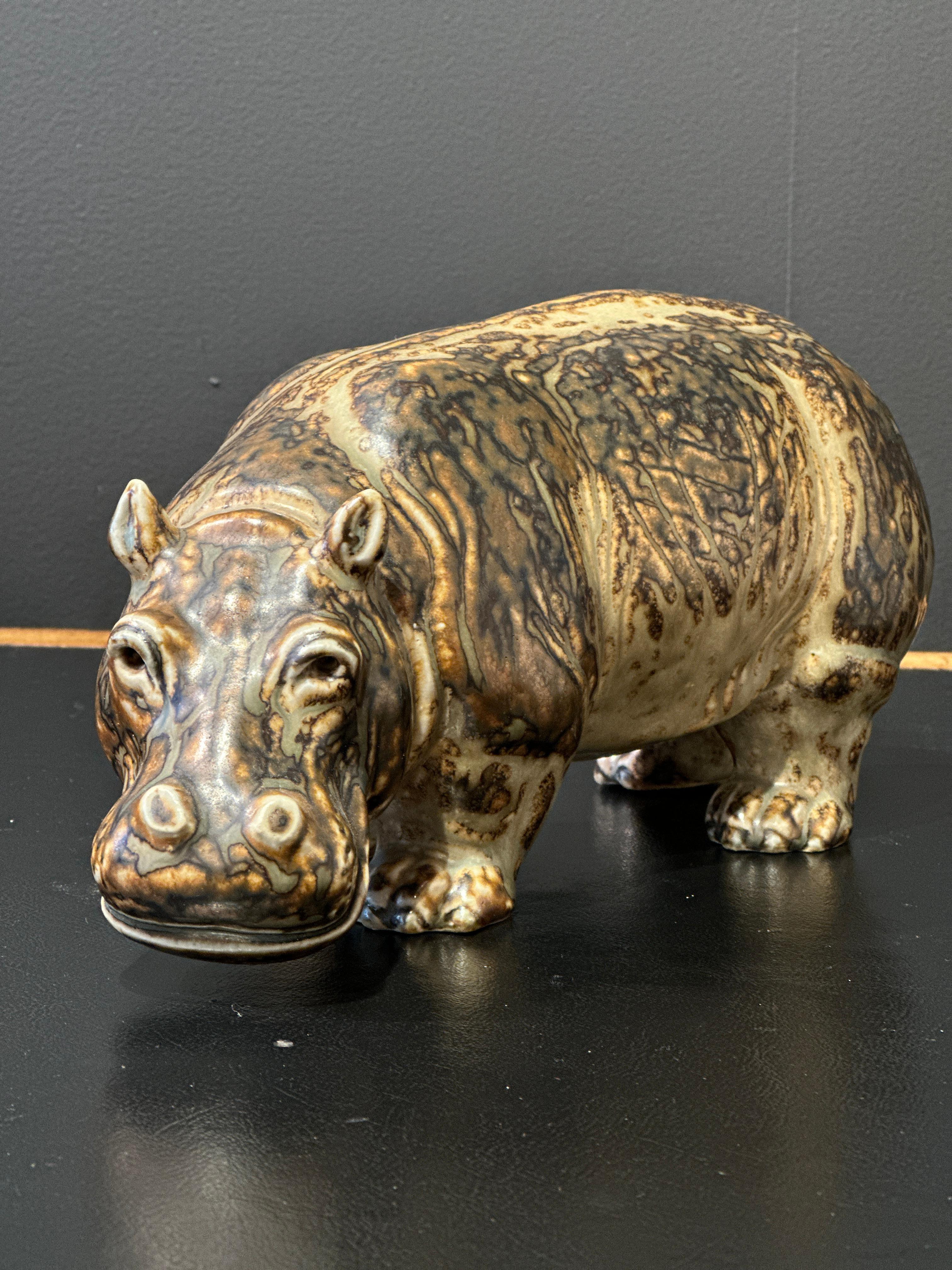 Hippopotame du céramiste Danois KNUD KYHN en grés
Très belle figurine animalière exécuté avec beaucoup de savoir faire.