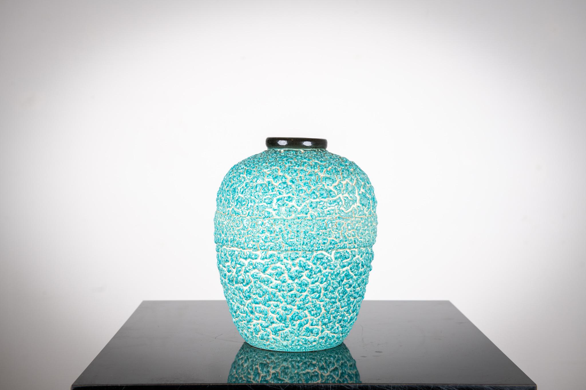 Louis Dage (1935- 1957)

céramique d'art émaillé neige vert émeraude d'époque art deco atelier d'Antony avant 1934

Hauteur : 26 cm diamètre : 21 cm

Il est né en 1885 à Lille et mort en 1963 à Saint-Sever. Sa carrière s'effectue d'abord dans