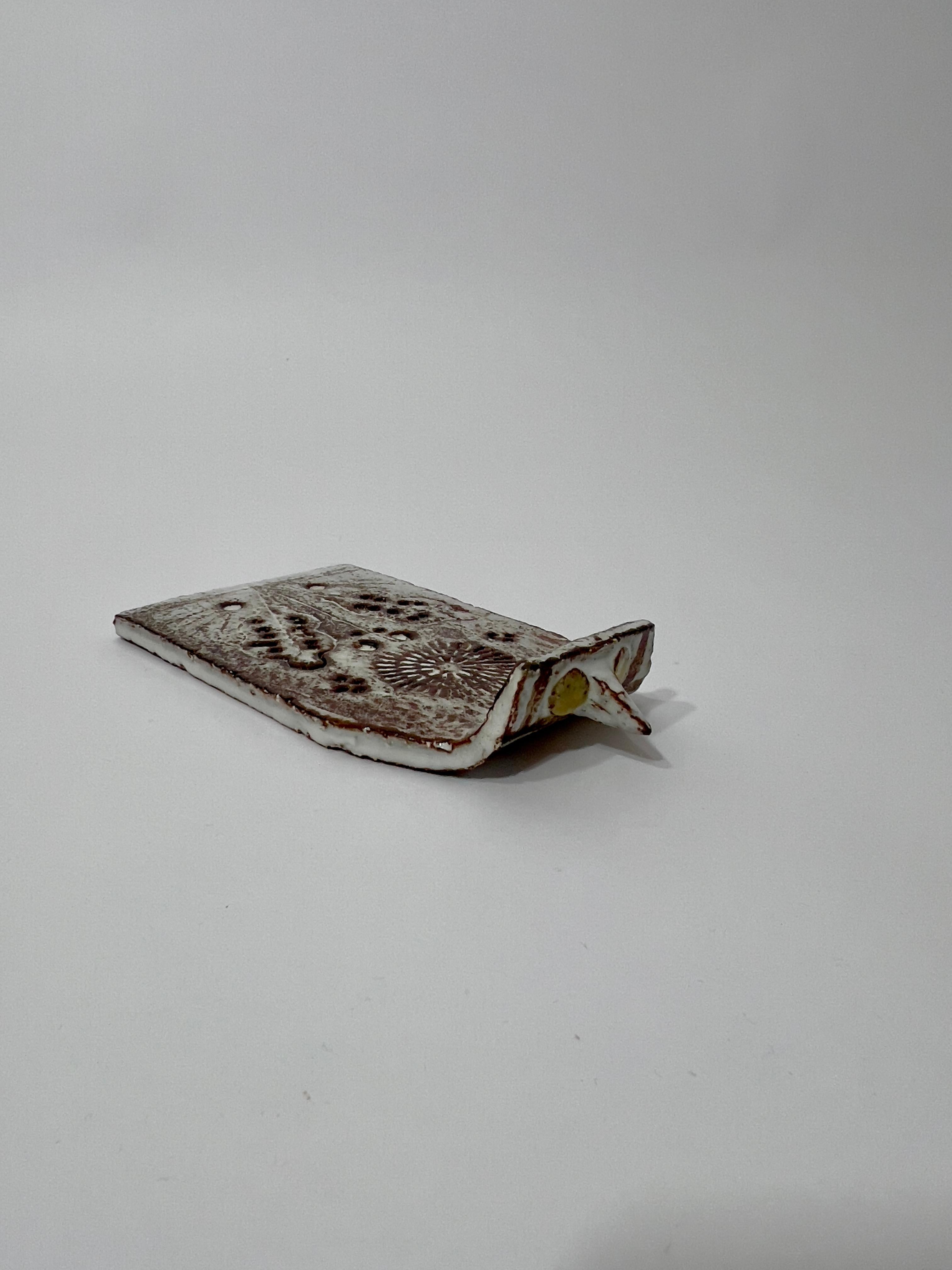 Céramique, placca - scultura zoomorphe à tête d'oiseau, décor émaillée, A. Michel Barbier, anni 1960. Très bon état. A. Michel Barbier è conosciuto per essere il Décorateur dei quadri di Gustave Reynaud per l'Atelier Le Mûrier di Vallauris, in