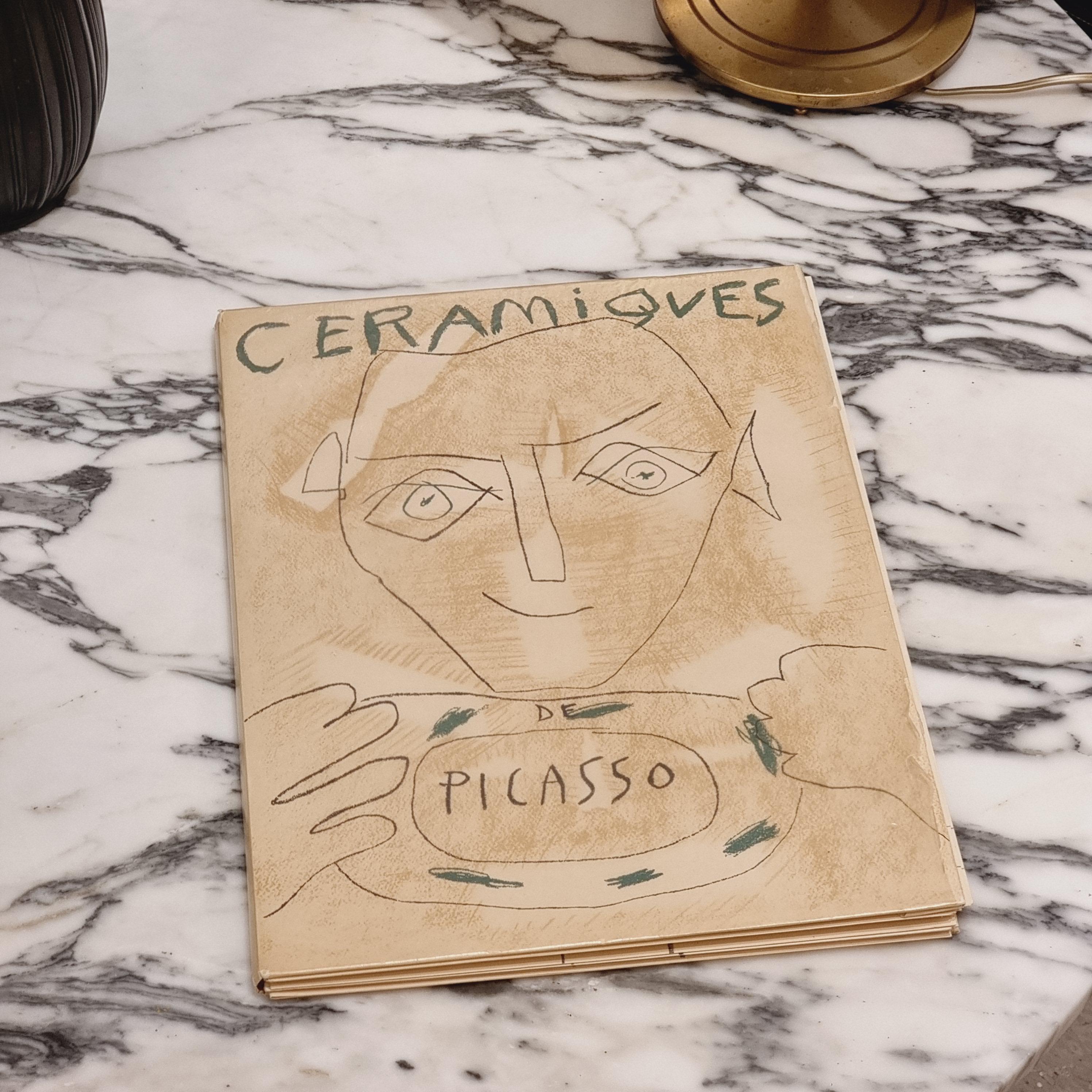 A rare folder from the Picasso ceramic exhibition held at Galerie d´Art in Stockholm 1948. The folder is printed by Albert Skira, Geneva in swedish. It contains 18 polychrome prints of Picasso Vallauris ceramic plate depicting faces, animals, food