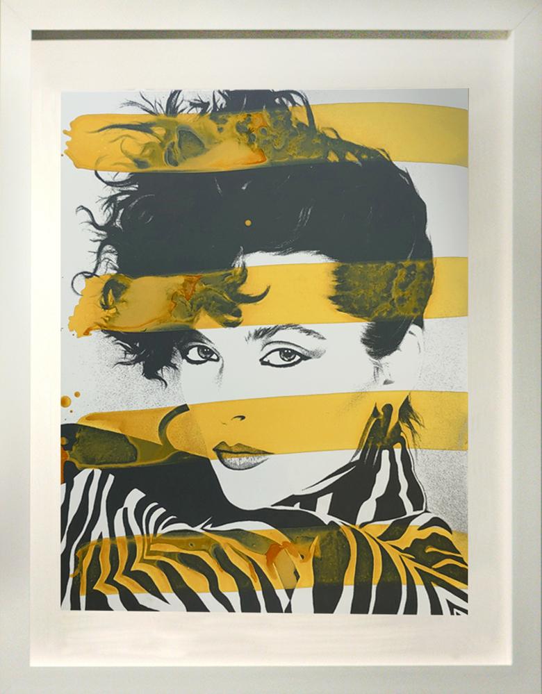 Modell aus Zebra mit gelben Streifen, New Yorker Modell  Acryl und Siebdruck auf Karton – Mixed Media Art von Ceravolo