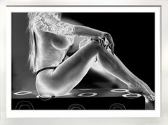 « Femme avec tatouage assis sur un banc avec cercles » 24x32"