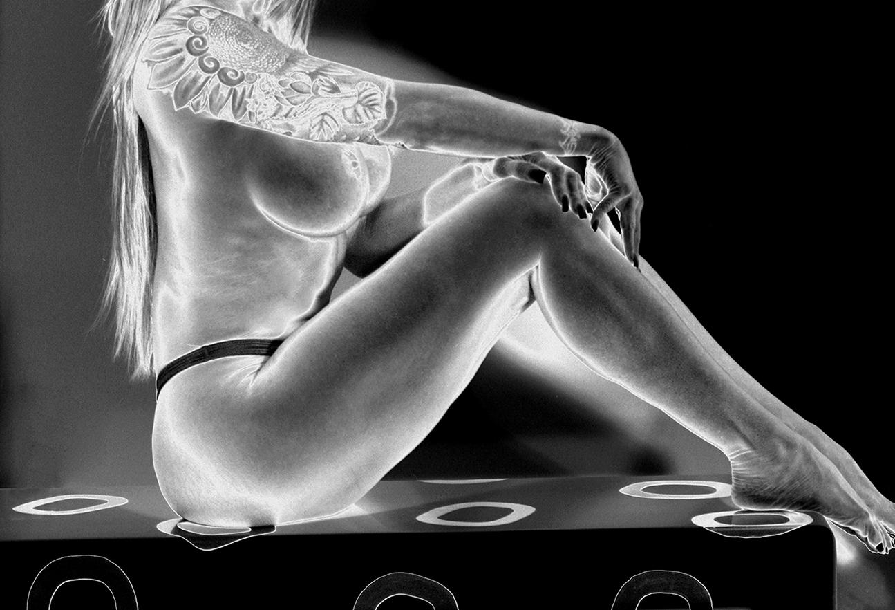 Ceravolo Figurative Photograph – „Frau mit Tattoo auf Bank mit Kreisen“   24x32"