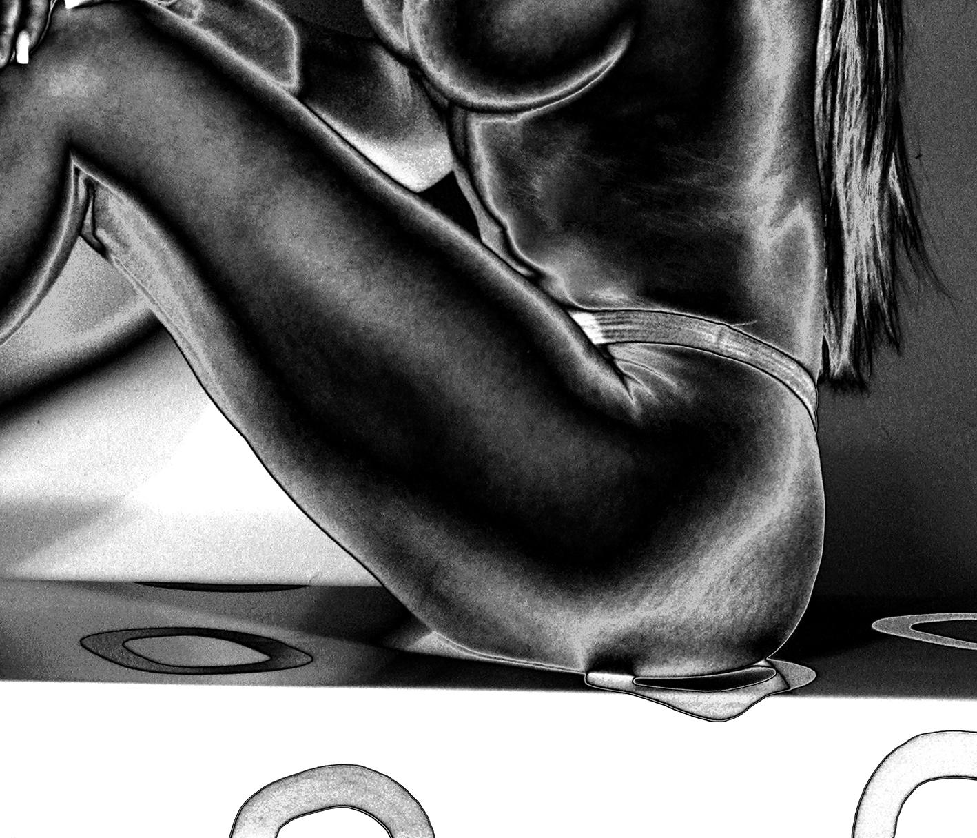 „Frau mit Tattoo auf Bank mit Kreisen, exotisch, 24x32, mattiert und gerahmt  (Zeitgenössisch), Photograph, von Ceravolo
