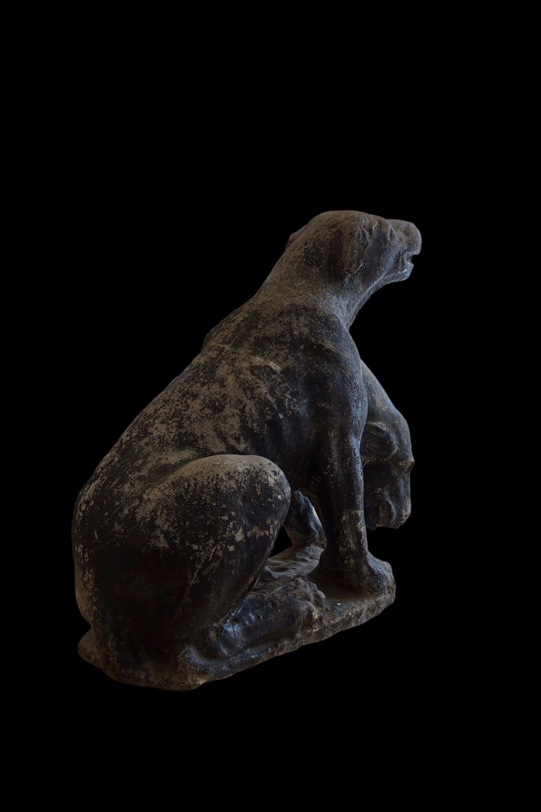 Cerberus
Schwarz lackierter Stein
Italien, 17. Jahrhundert
Maße: 80 x 69 x 36cm
(ein Kopf fehlt)

Cerberus, grausames Ungeheuer, grimmig und seltsam,
Durch seine breite dreifache Kehle bellt wie ein Hund
Über die Menge, die unter der Erde