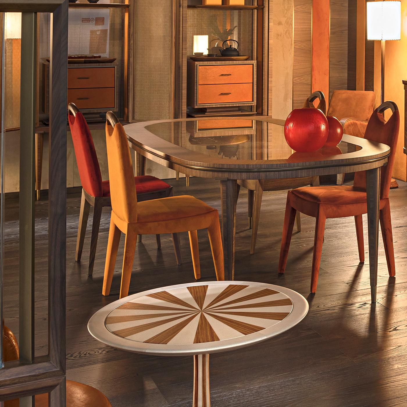 Cette table basse accrocheuse est élégante et présente une combinaison inattendue de bois d'érable et de paduka. Sa silhouette simple est polyvalente et sophistiquée, comprenant un seul pied issu d'une base ronde et se distinguant par un motif rayé