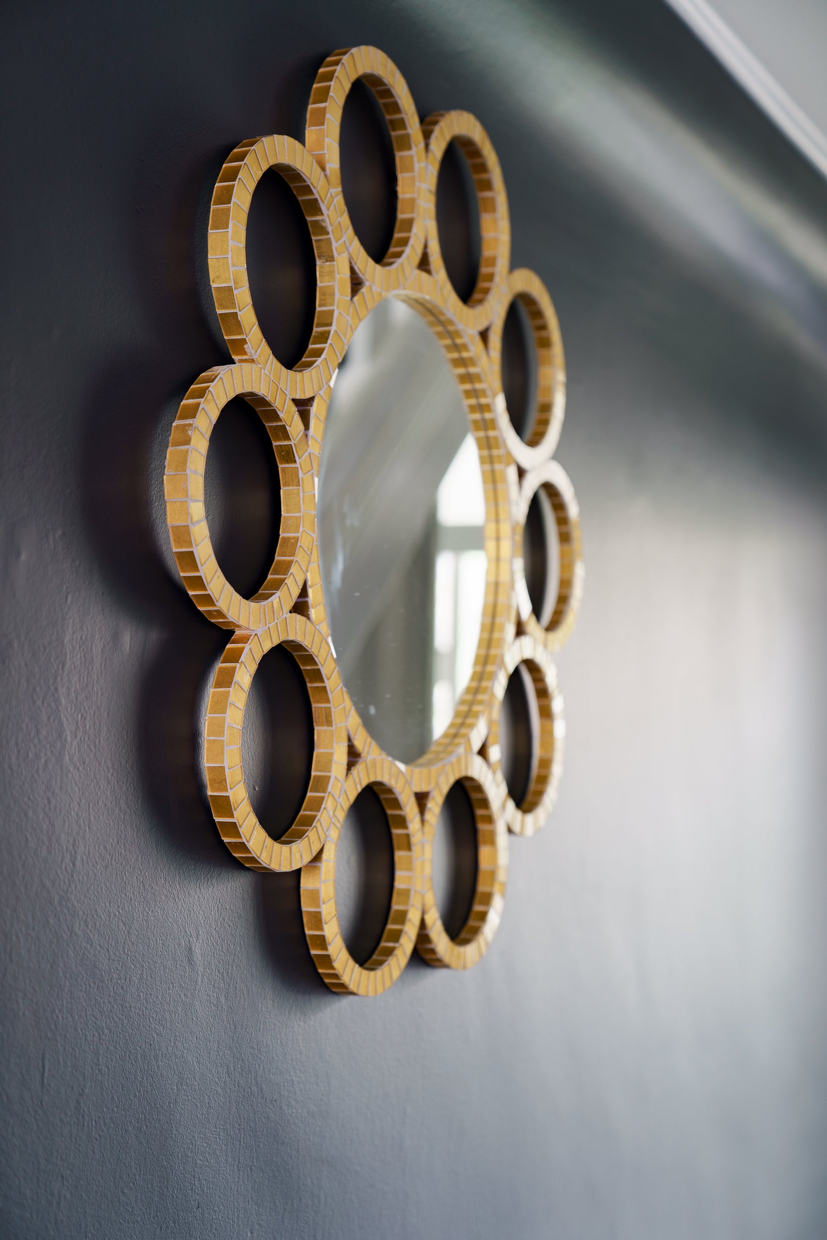 Le miroir contemporain classique Cerco Mosaics est fabriqué à la main au Royaume-Uni par Claire Nayman. Représenté ici en finition or : verre doré à la main à la feuille d'or 23,5 carats. D'autres finitions sont disponibles, notamment le verre doré