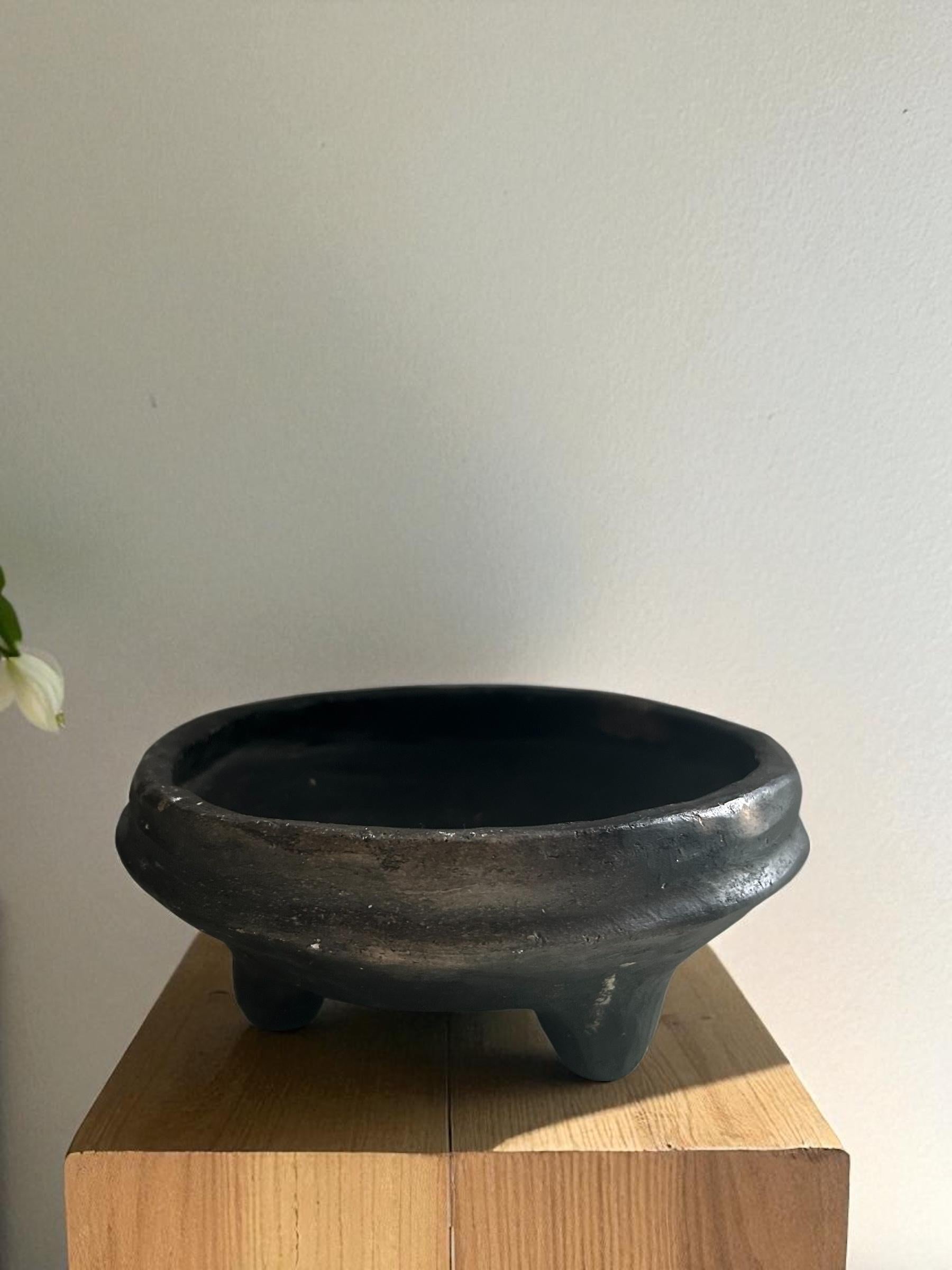 Mit seiner organischen Form und den drei stabilen Beinen verleiht er jedem Raum einen erdigen, handwerklichen Touch. Handgeformt mit organischer Struktur, mit dunkler Patina.

Dreibeinige Schalen wurden in verschiedenen Kulturen häufig für rituelle
