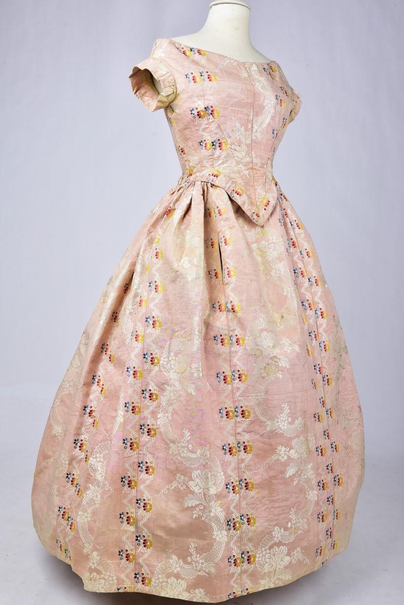 Ceremonial Crinoline Dress, Mantilla and Manilla Shawl - Spain Circa 1860 7