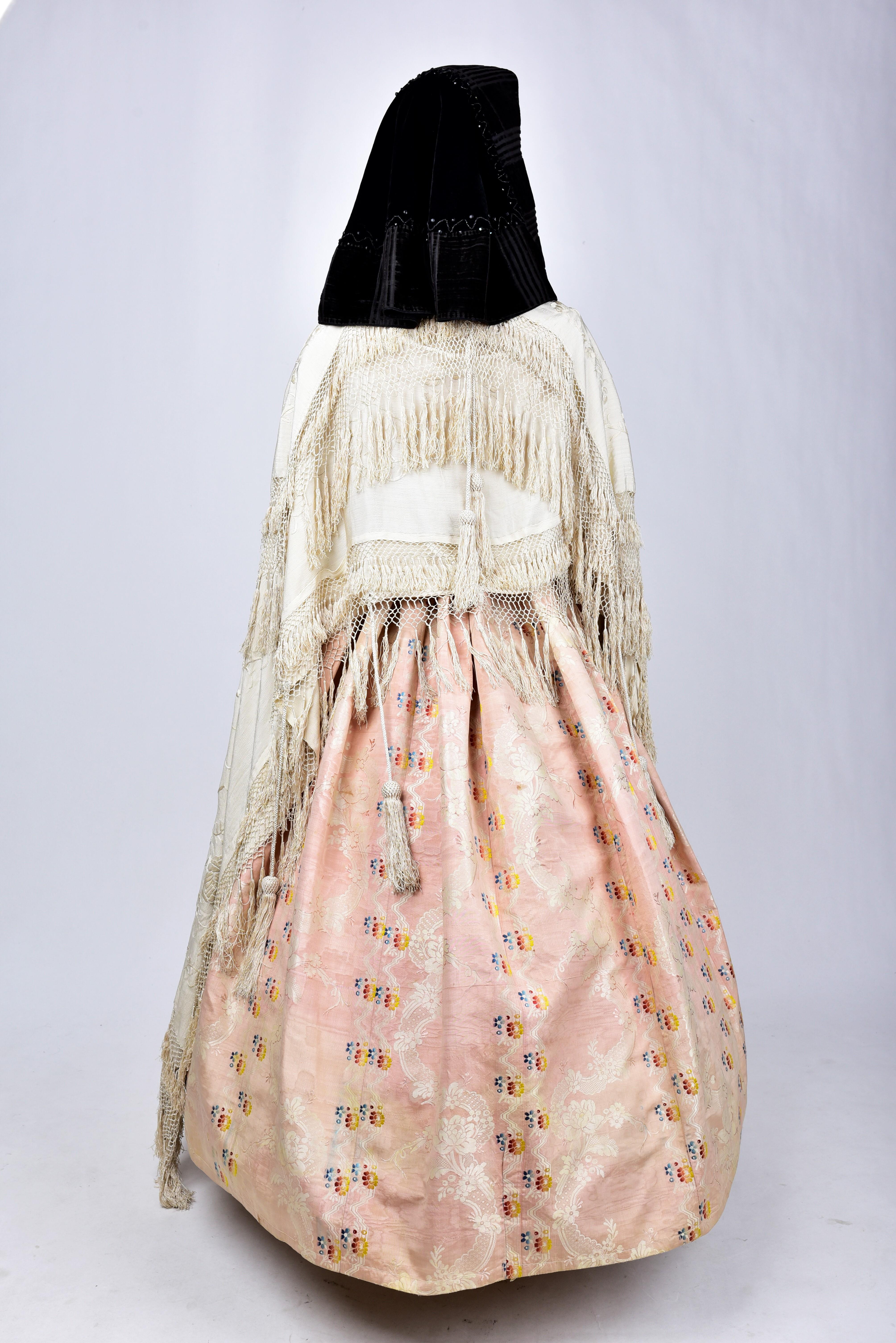 Ceremonial Crinoline Dress, Mantilla and Manilla Shawl - Spain Circa 1860 In Good Condition In Toulon, FR