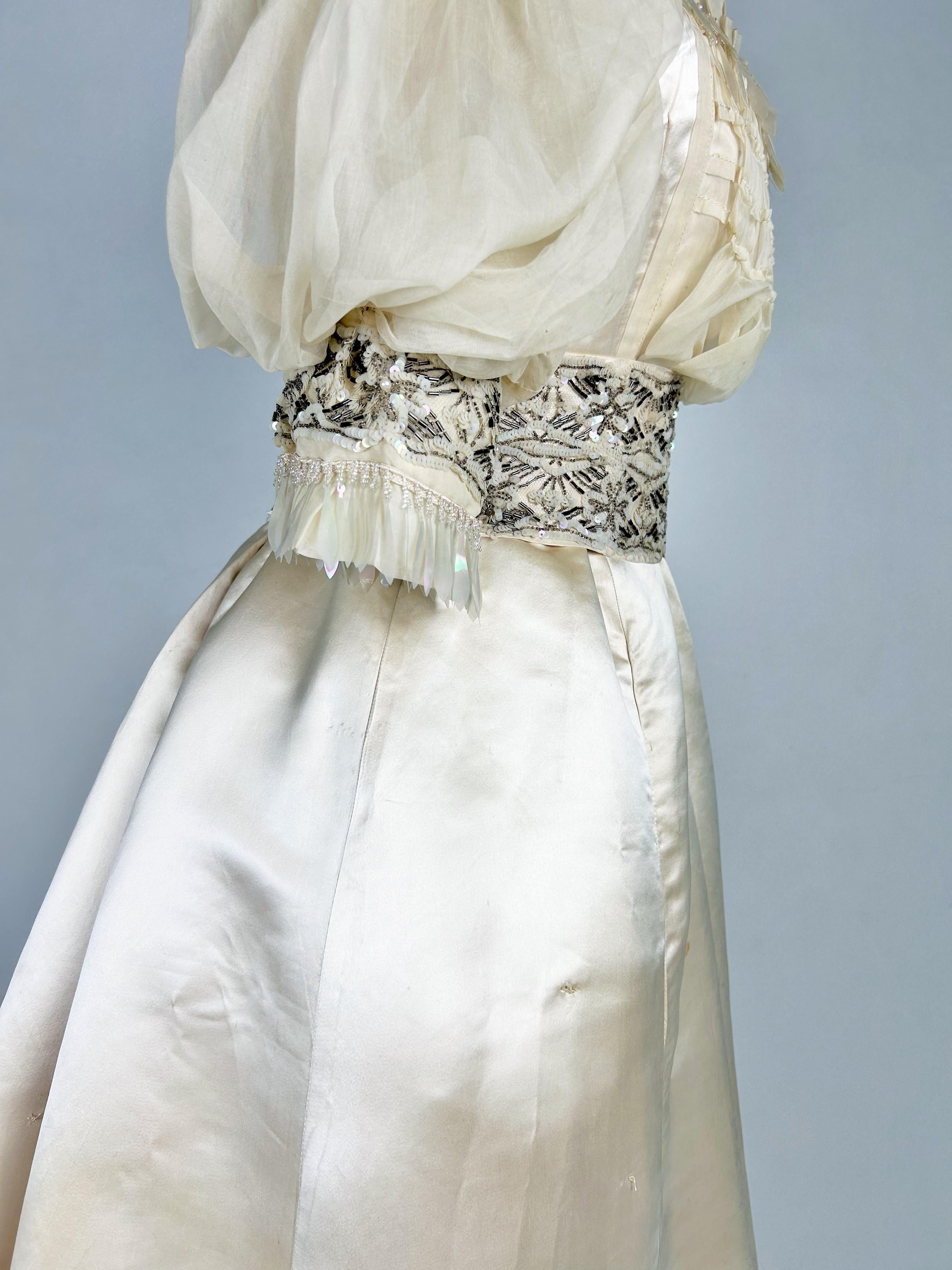 Ceremonial dress in champagne satin Edwardian period - England Circa 1900 For Sale 5