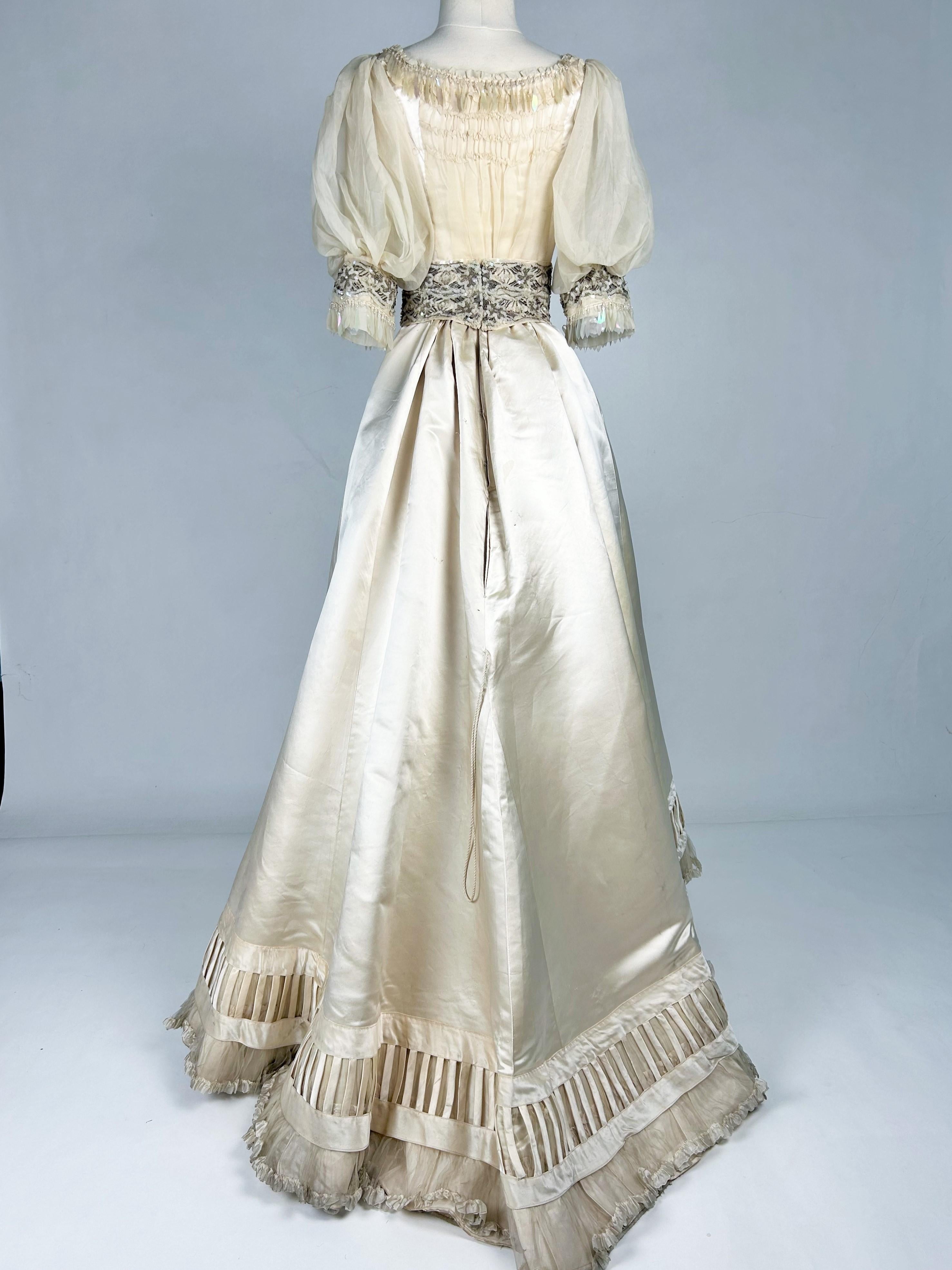 Ceremonial dress in champagne satin Edwardian period - England Circa 1900 For Sale 7