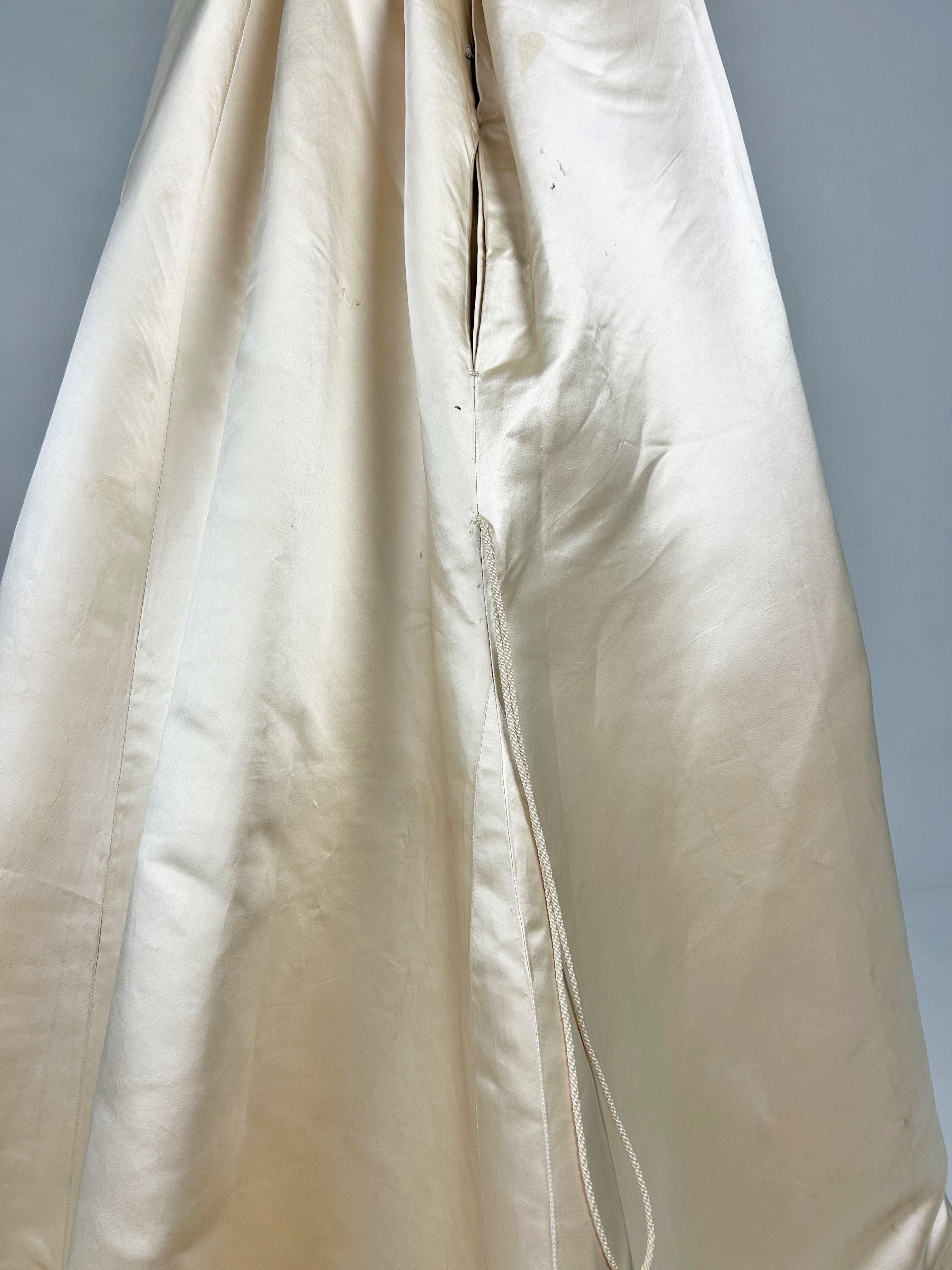 Ceremonial dress in champagne satin Edwardian period - England Circa 1900 For Sale 8