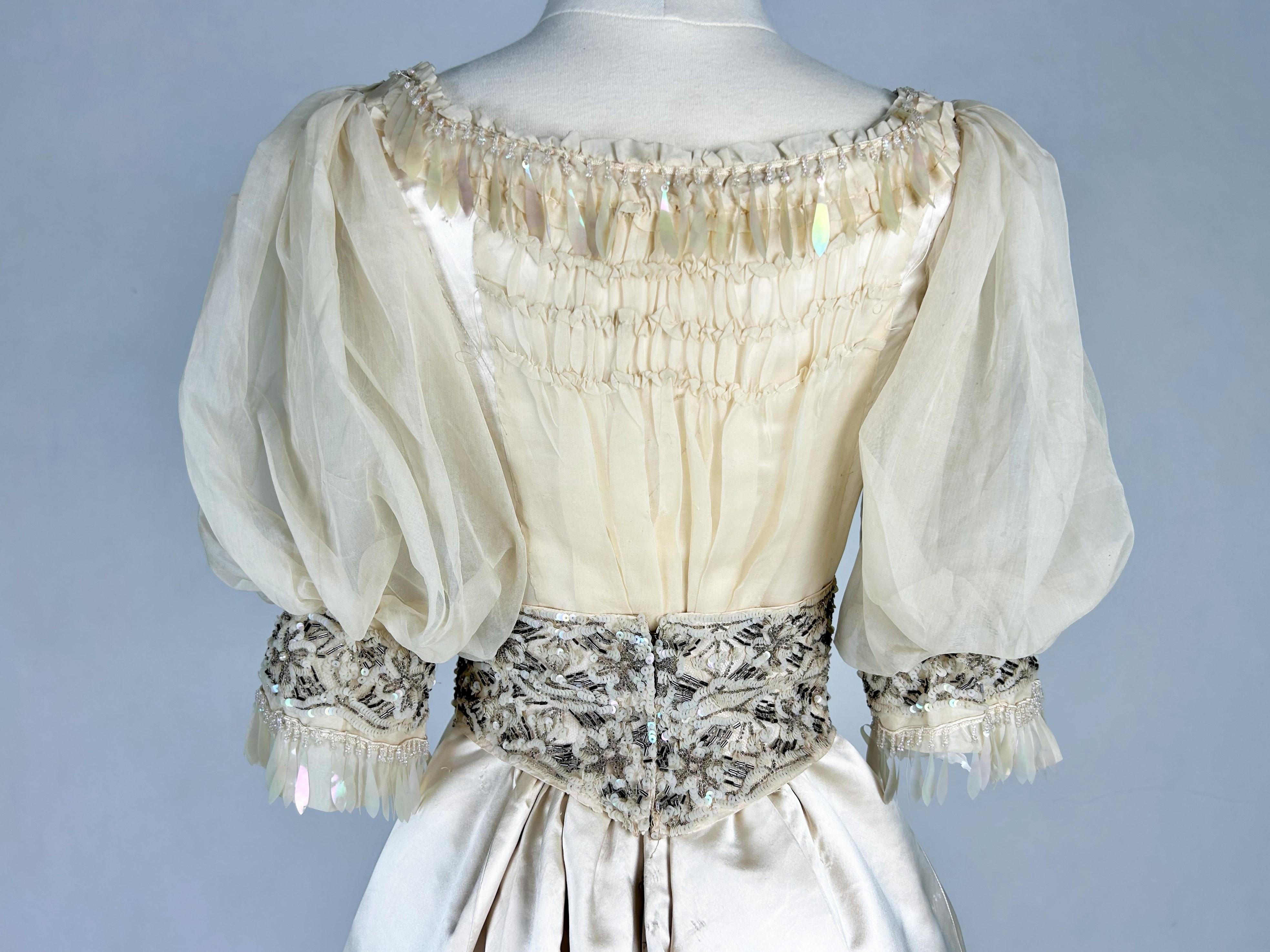 Ceremonial dress in champagne satin Edwardian period - England Circa 1900 For Sale 9