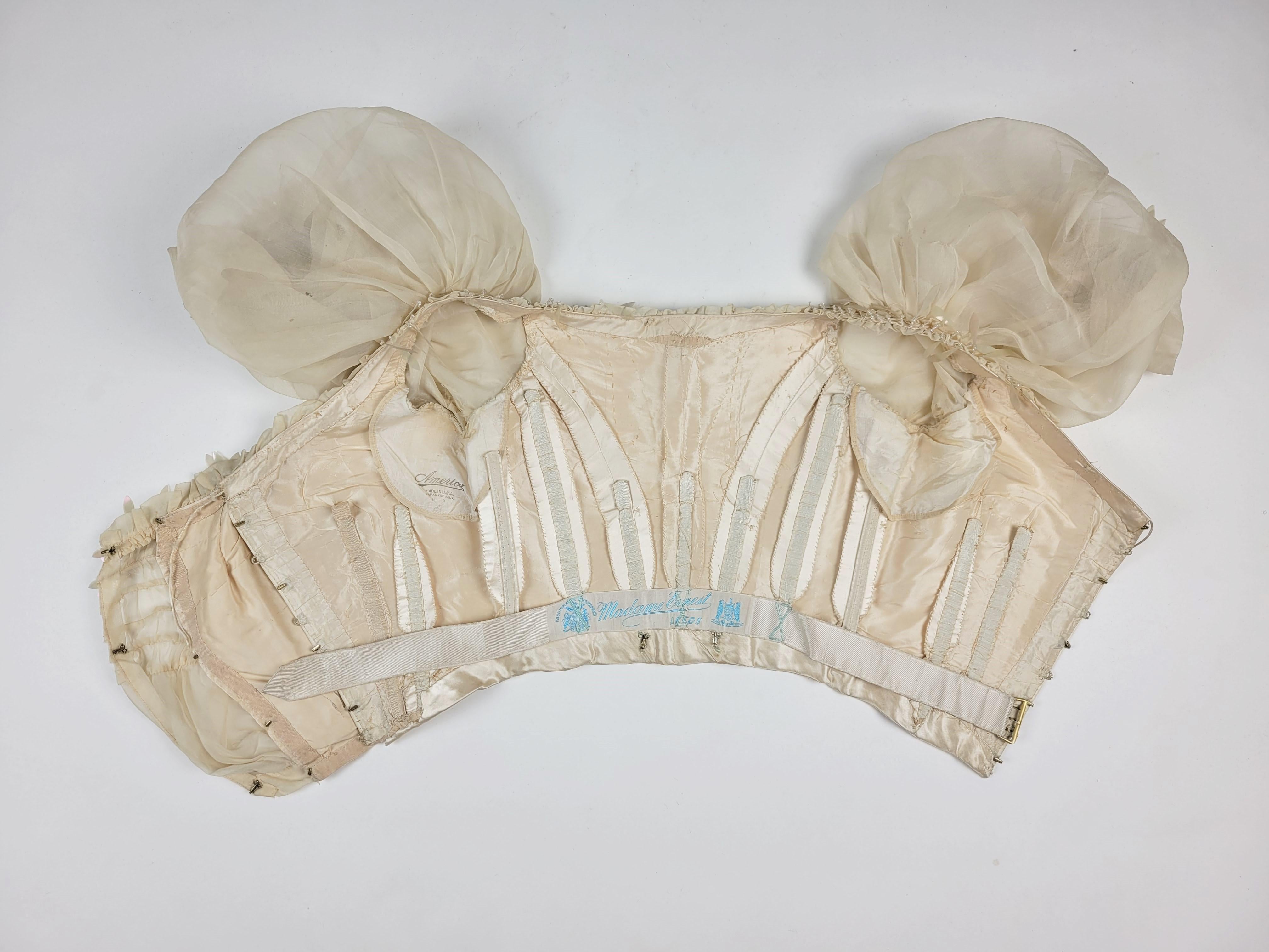 Ceremonial dress in champagne satin Edwardian period - England Circa 1900 For Sale 10