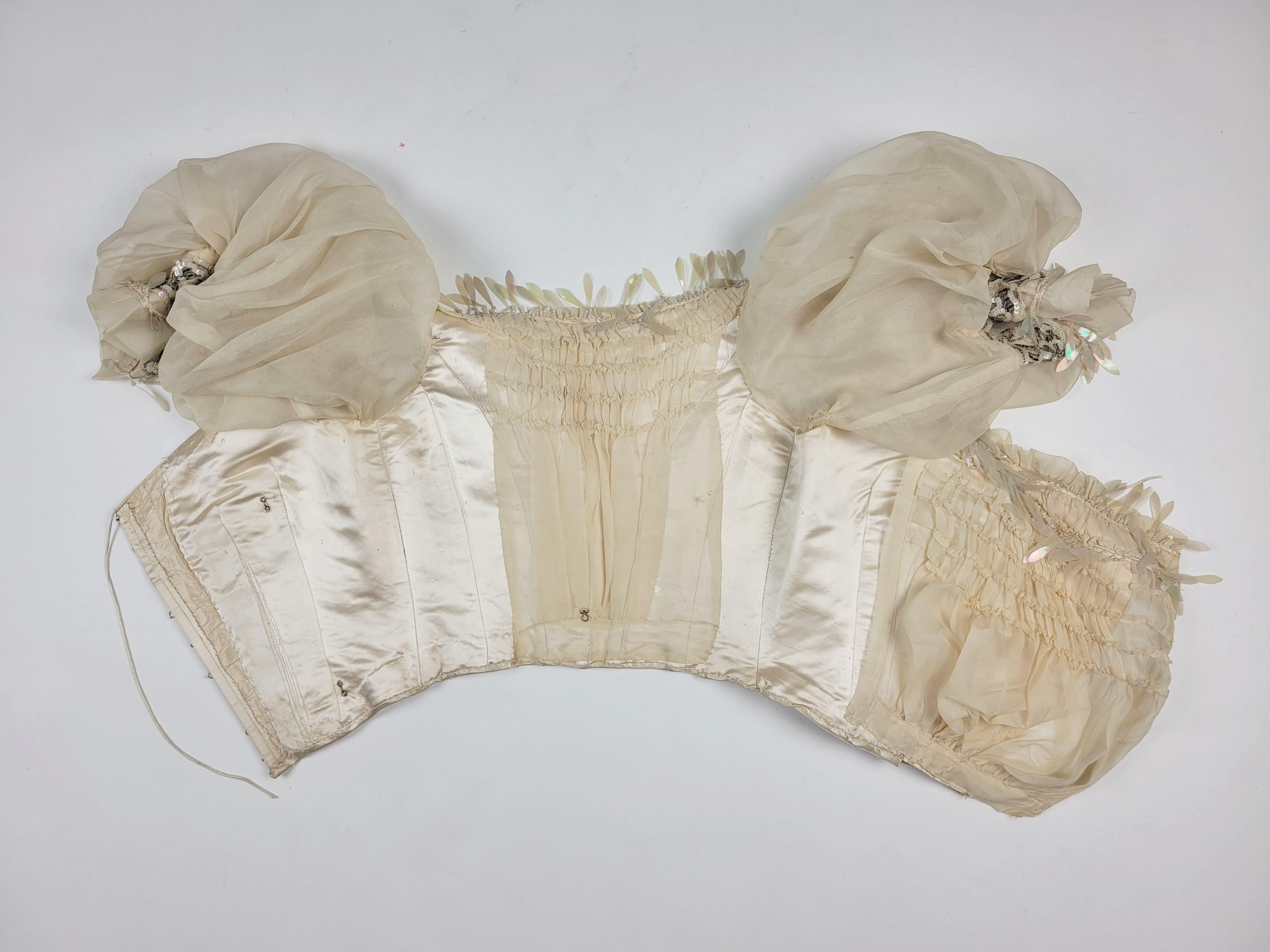 Ceremonial dress in champagne satin Edwardian period - England Circa 1900 For Sale 12