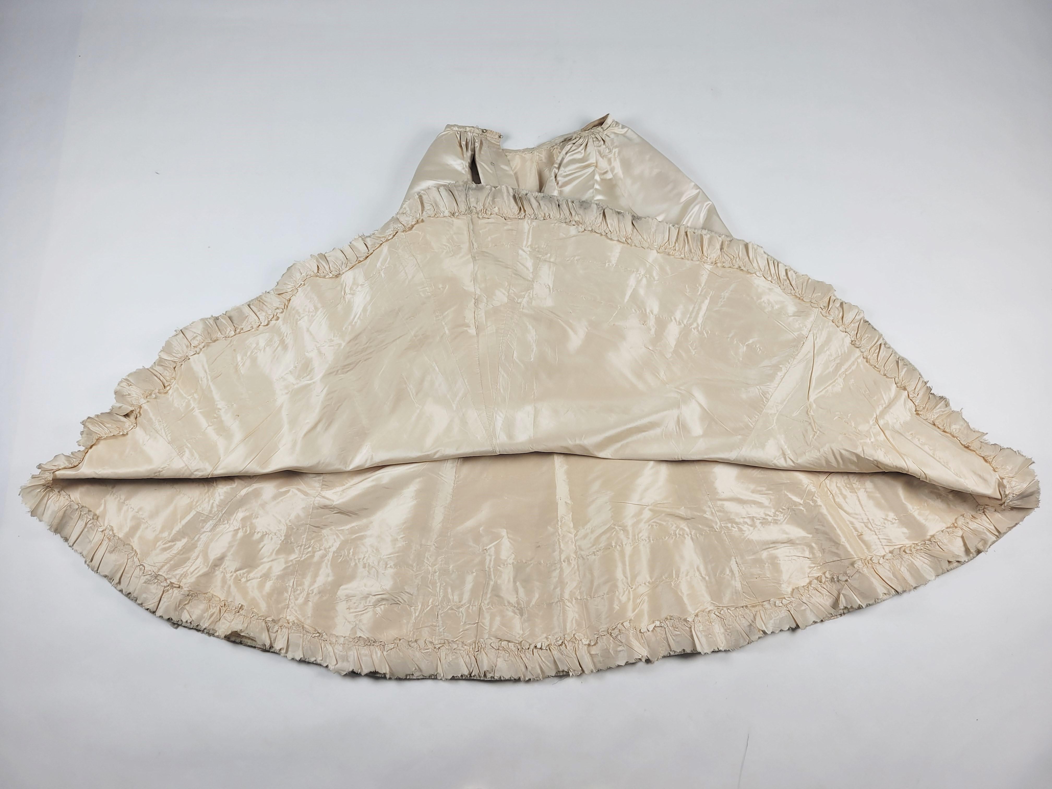 Ceremonial dress in champagne satin Edwardian period - England Circa 1900 For Sale 13