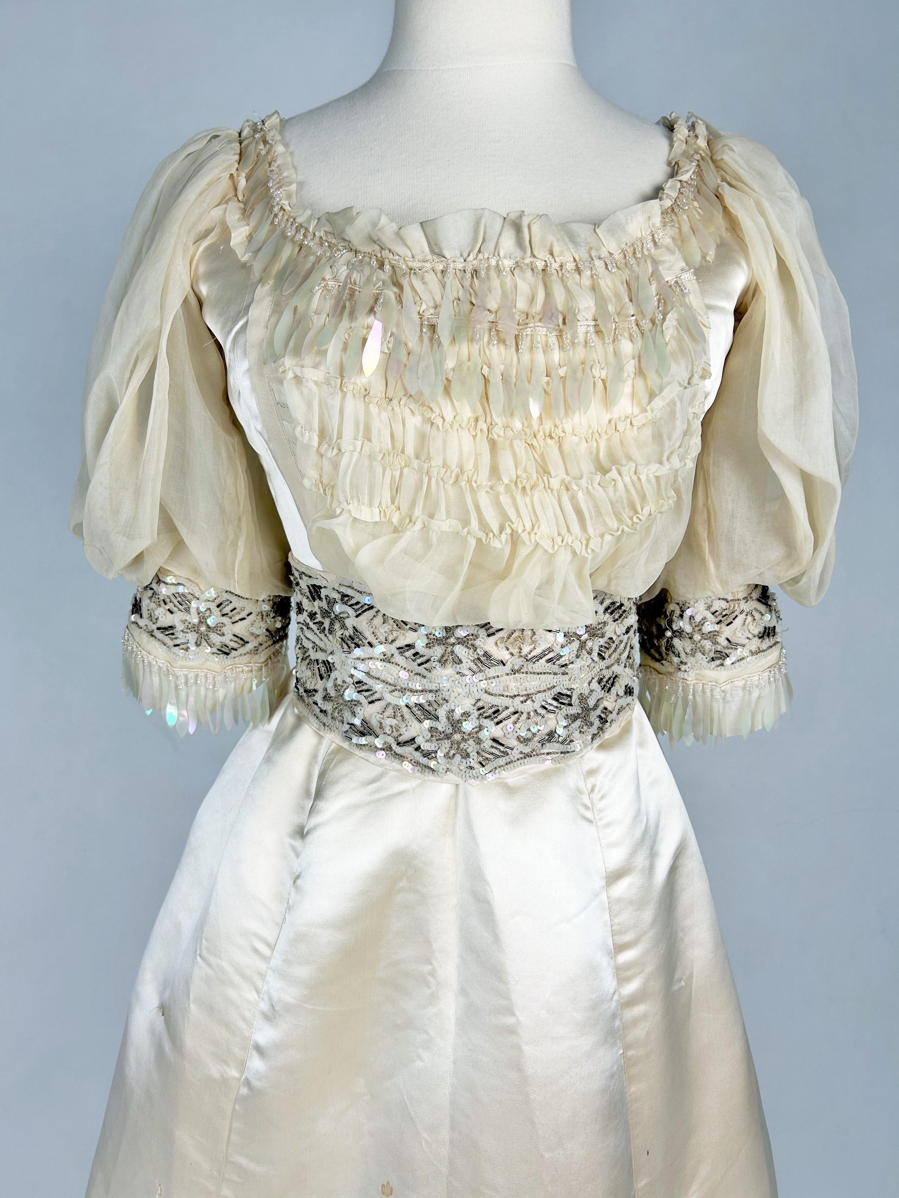 Ceremonial dress in champagne satin Edwardian period - England Circa 1900 In Good Condition For Sale In Toulon, FR