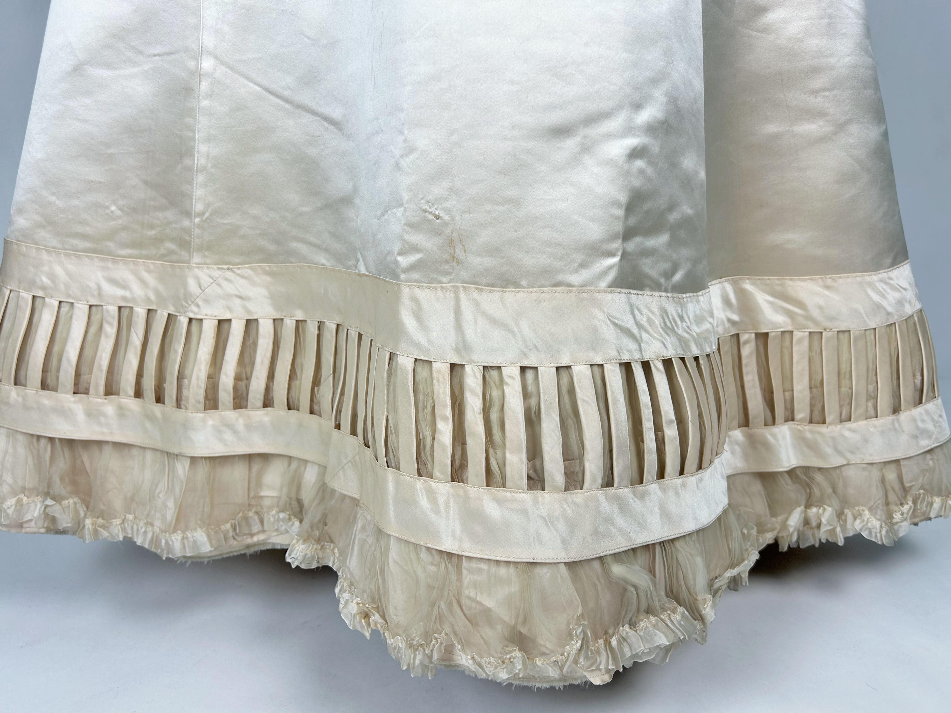 Women's Ceremonial dress in champagne satin Edwardian period - England Circa 1900 For Sale