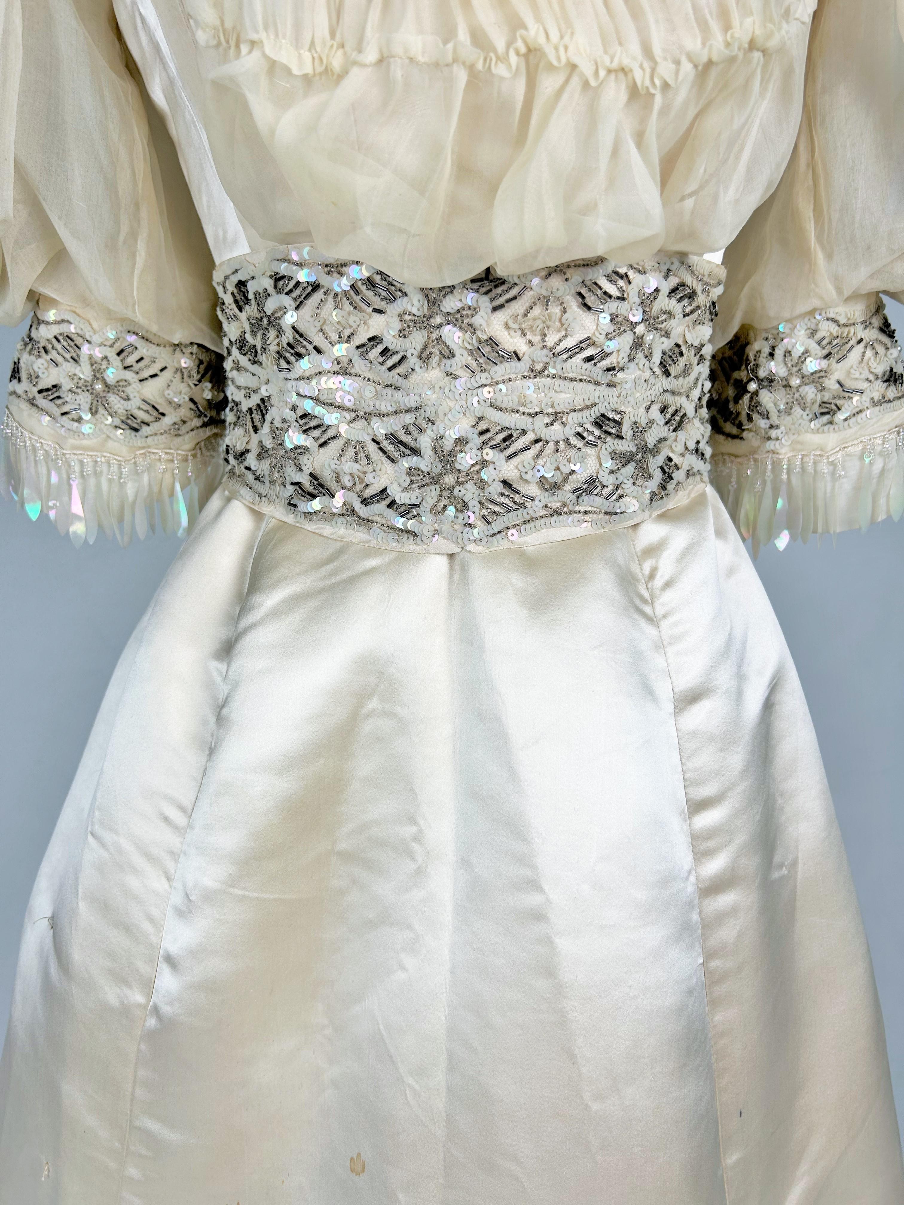 Ceremonial dress in champagne satin Edwardian period - England Circa 1900 For Sale 1