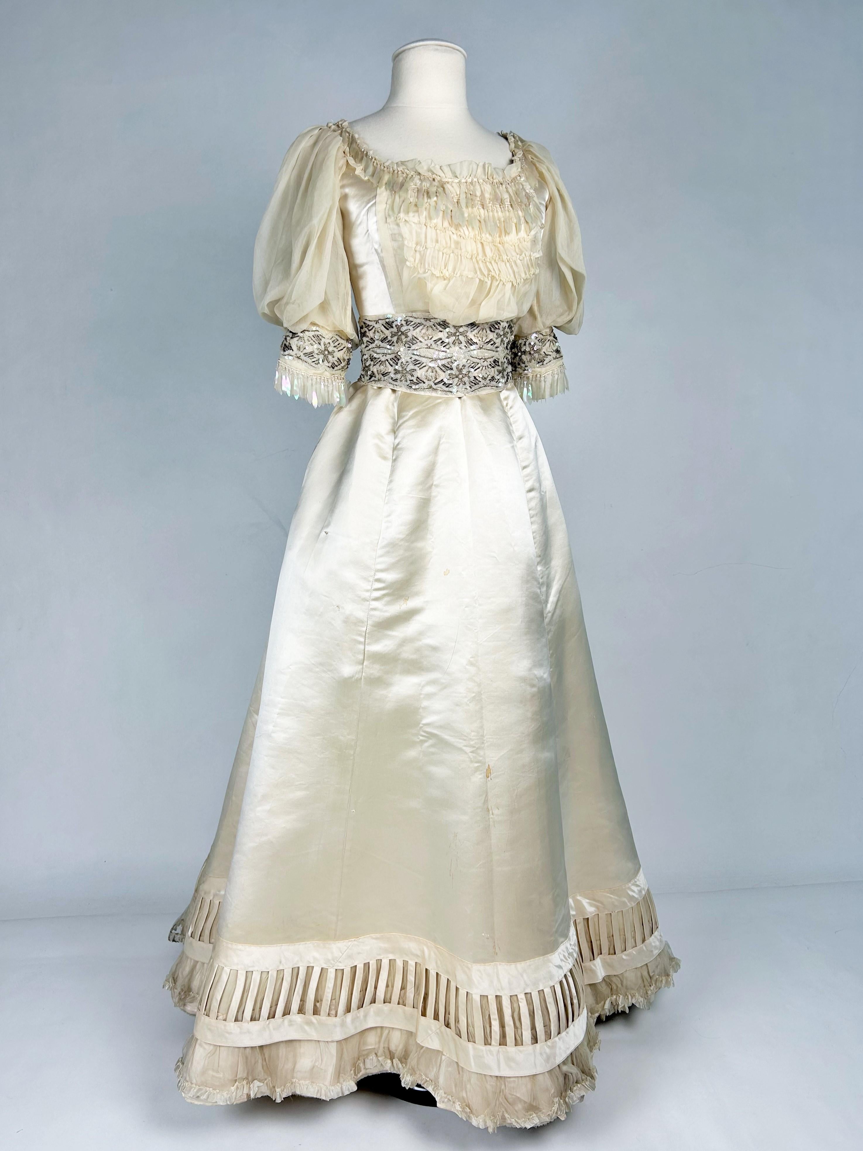 Ceremonial dress in champagne satin Edwardian period - England Circa 1900 For Sale 2