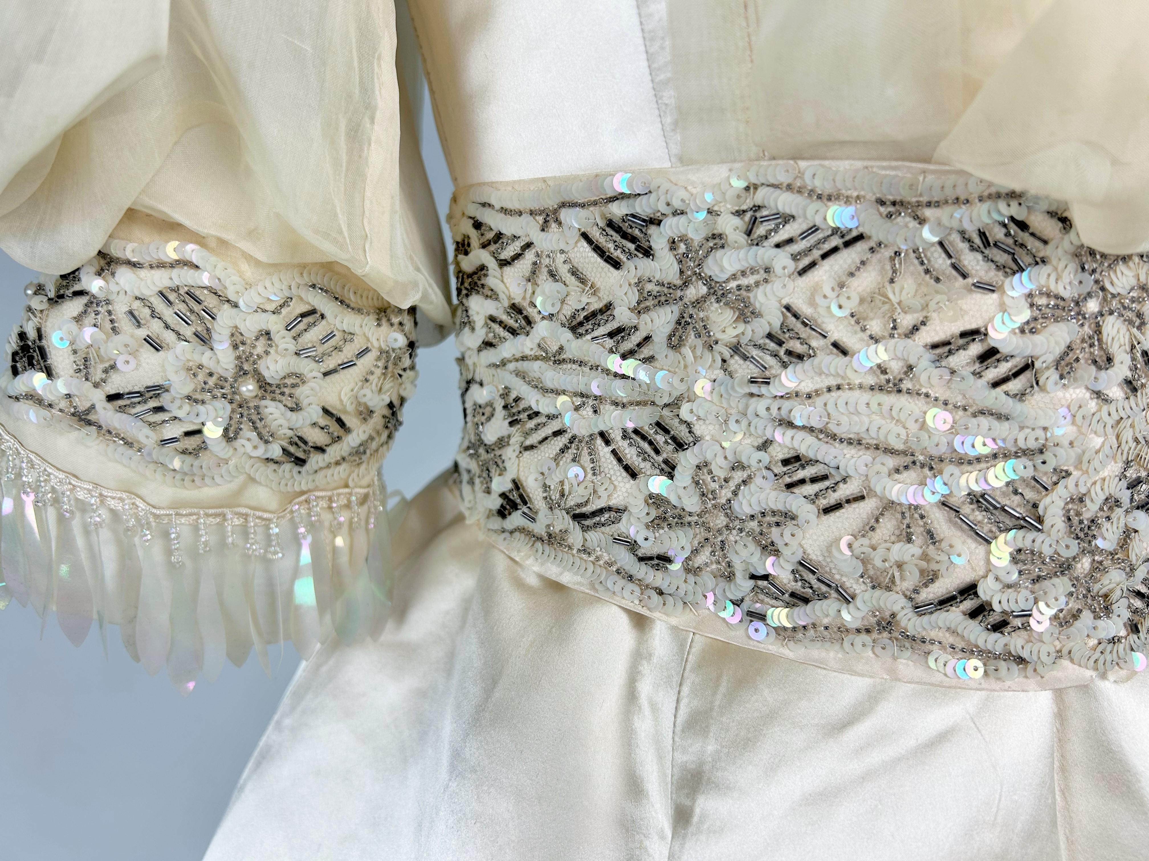 Ceremonial dress in champagne satin Edwardian period - England Circa 1900 For Sale 3