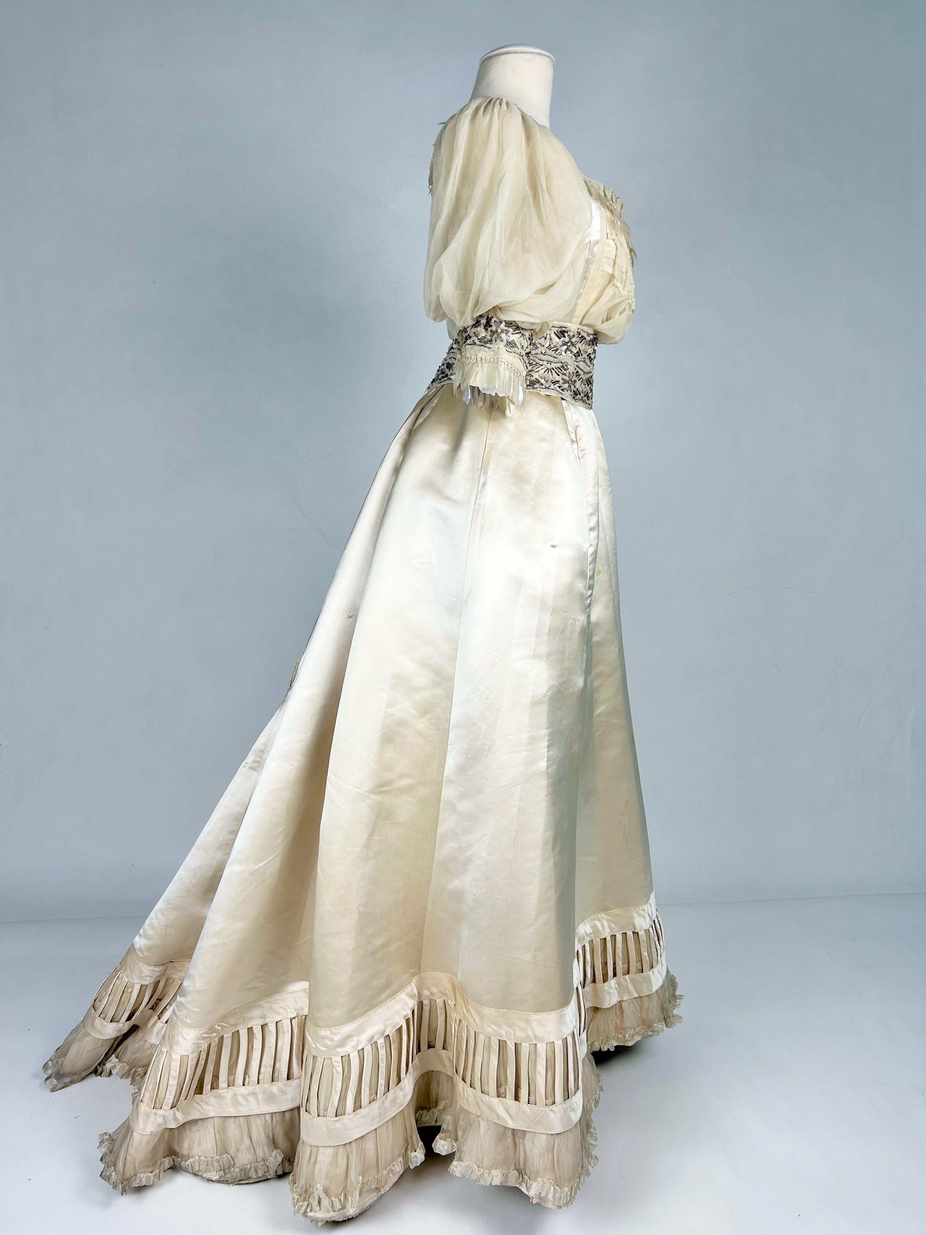 Ceremonial dress in champagne satin Edwardian period - England Circa 1900 For Sale 4