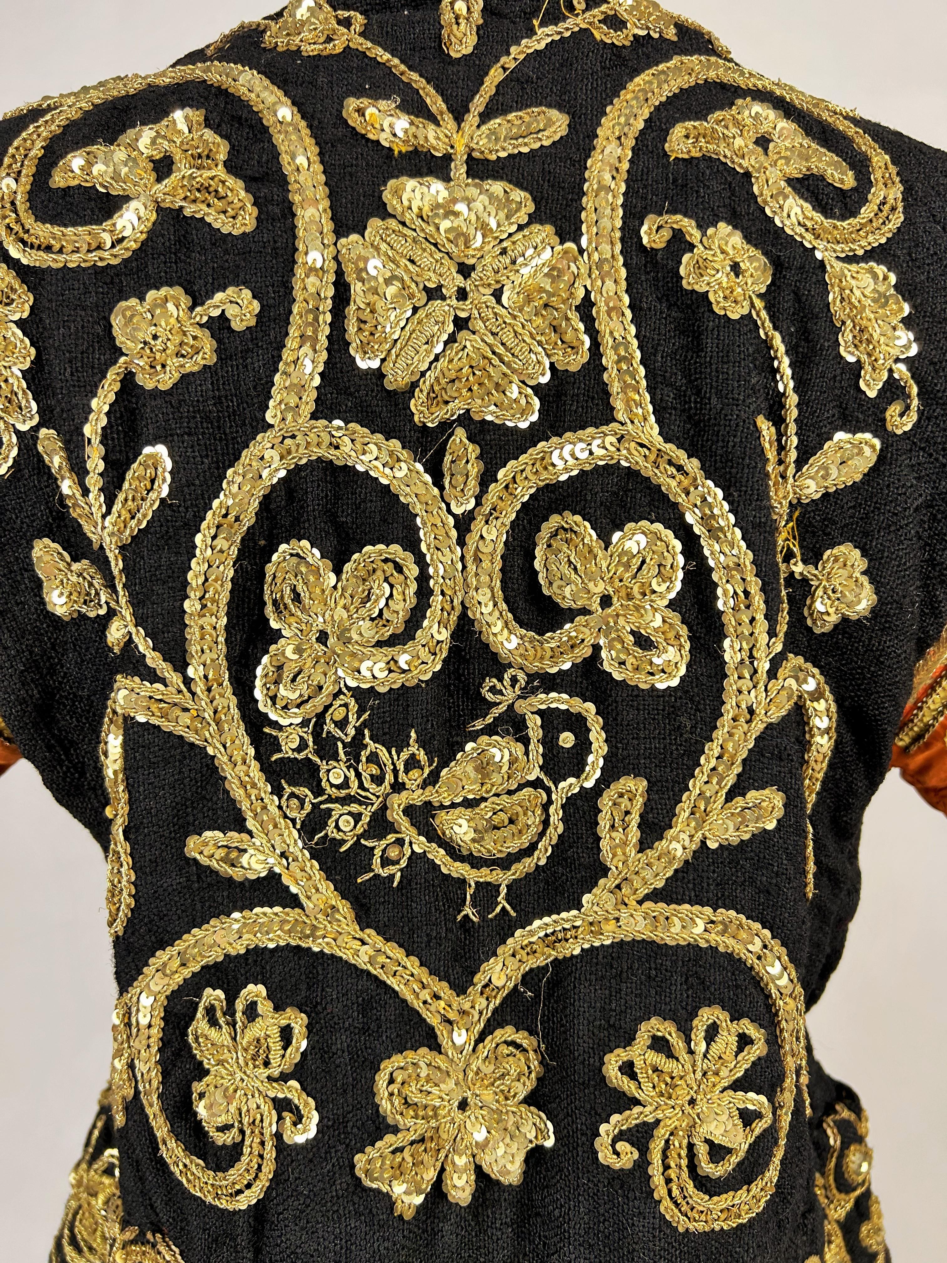 Robe de cérémonie en laine brodée d'or - Tunisie, Hammamet, vers 1950 en vente 5