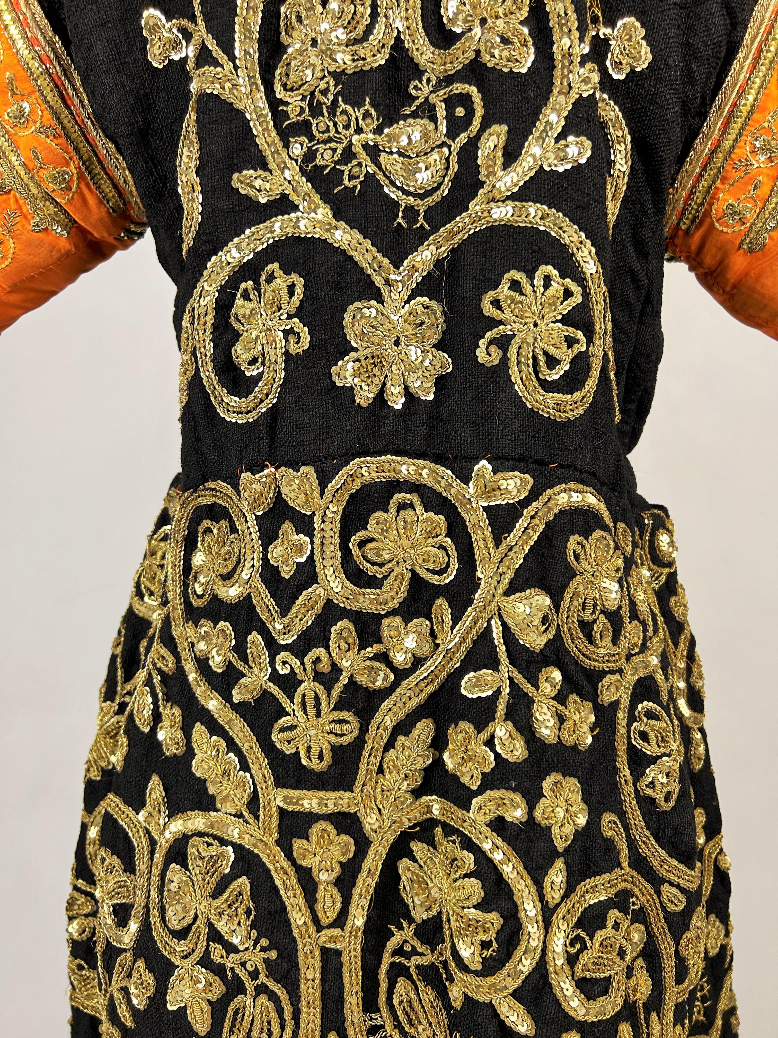 Robe de cérémonie en laine brodée d'or - Tunisie, Hammamet, vers 1950 en vente 6