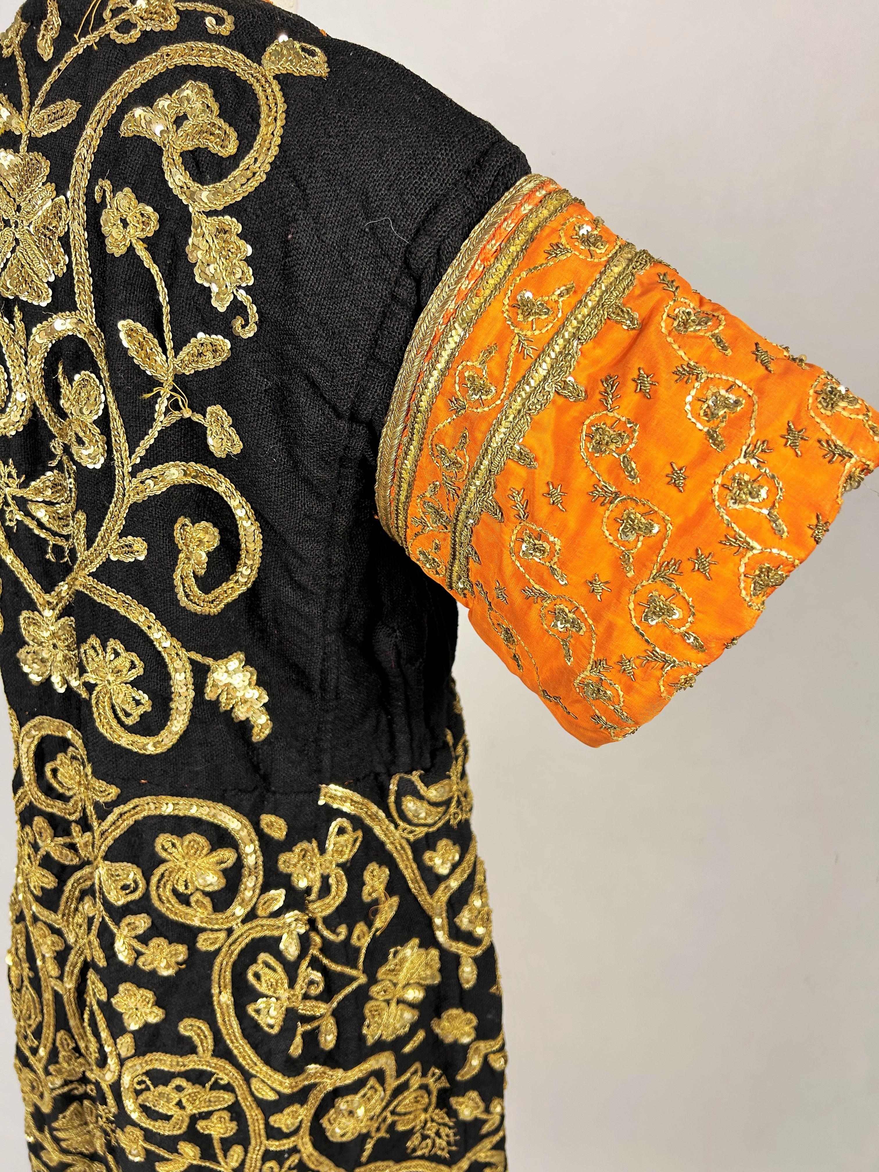 Robe de cérémonie en laine brodée d'or - Tunisie, Hammamet, vers 1950 en vente 7