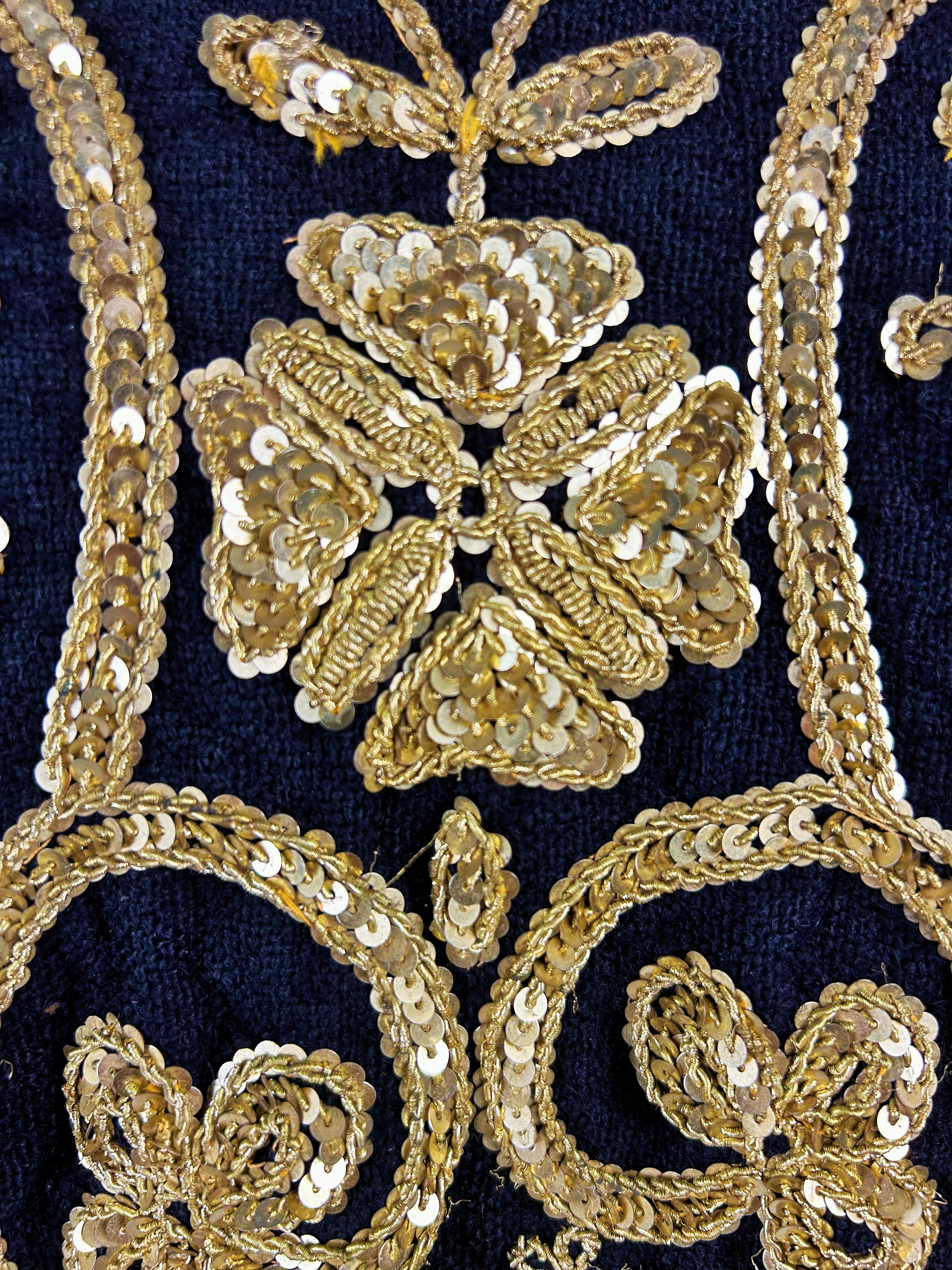 Robe de cérémonie en laine brodée d'or - Tunisie, Hammamet, vers 1950 en vente 8