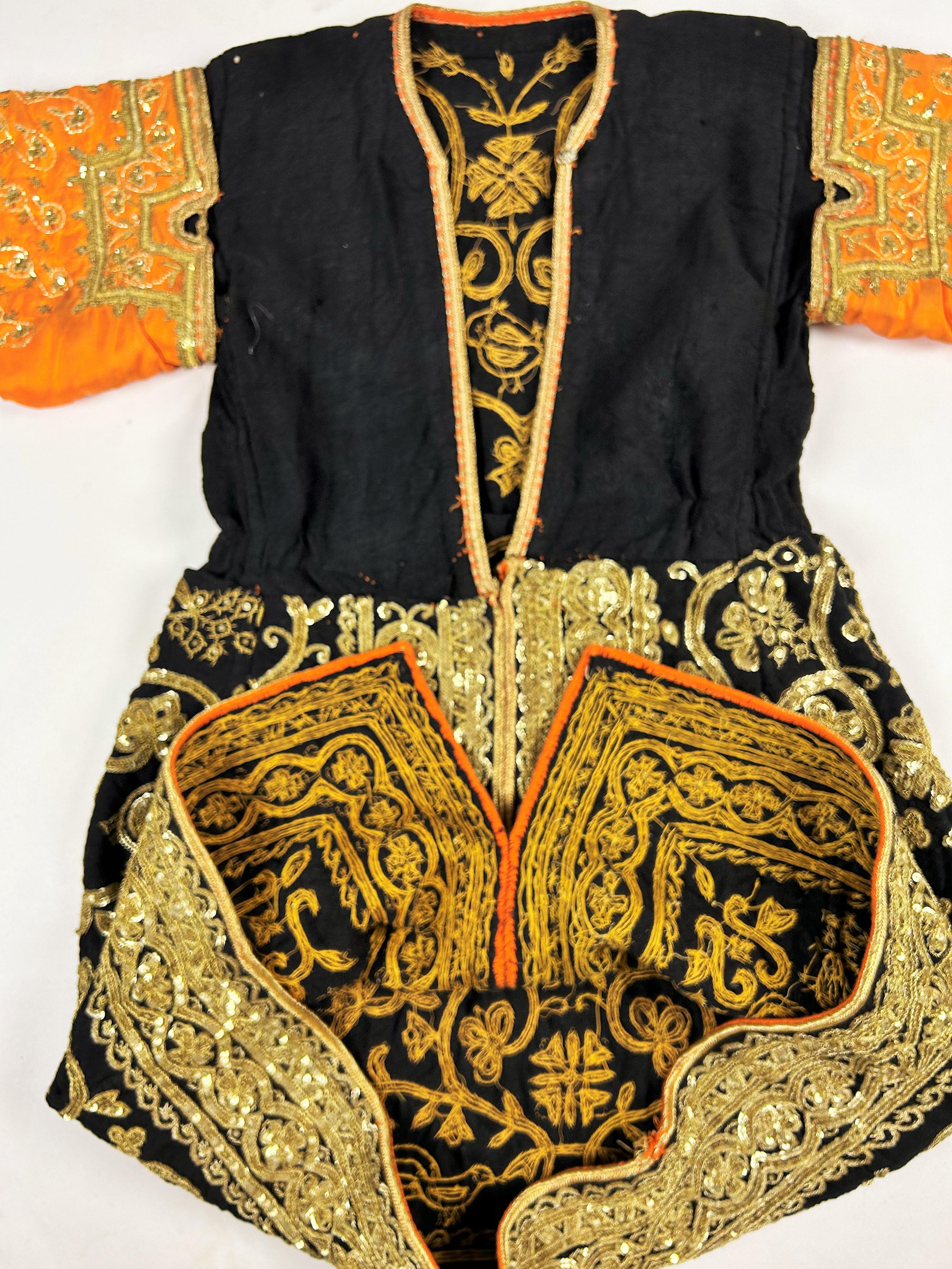 Robe de cérémonie en laine brodée d'or - Tunisie, Hammamet, vers 1950 en vente 9