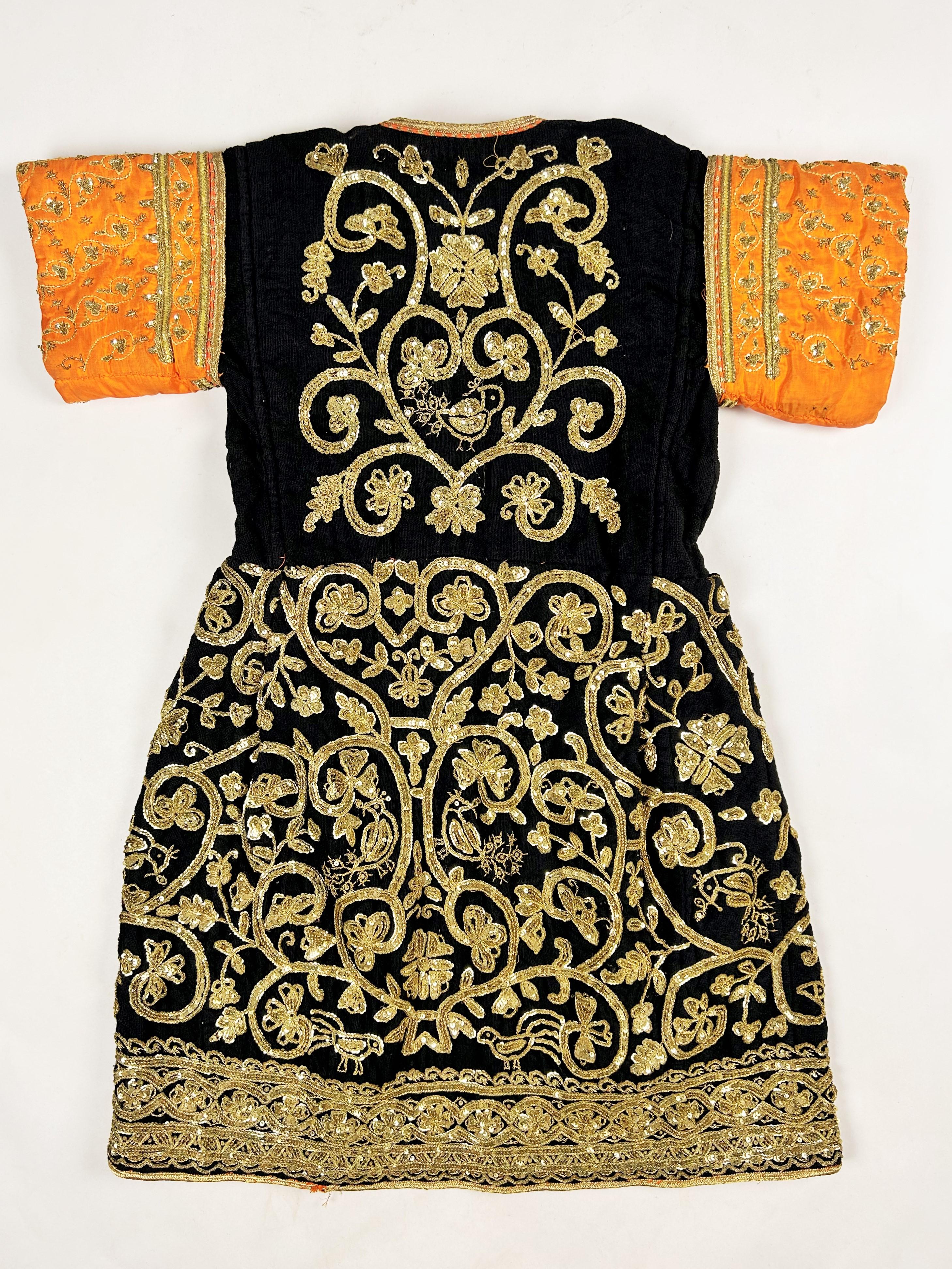 Robe de cérémonie en laine brodée d'or - Tunisie, Hammamet, vers 1950 en vente 10