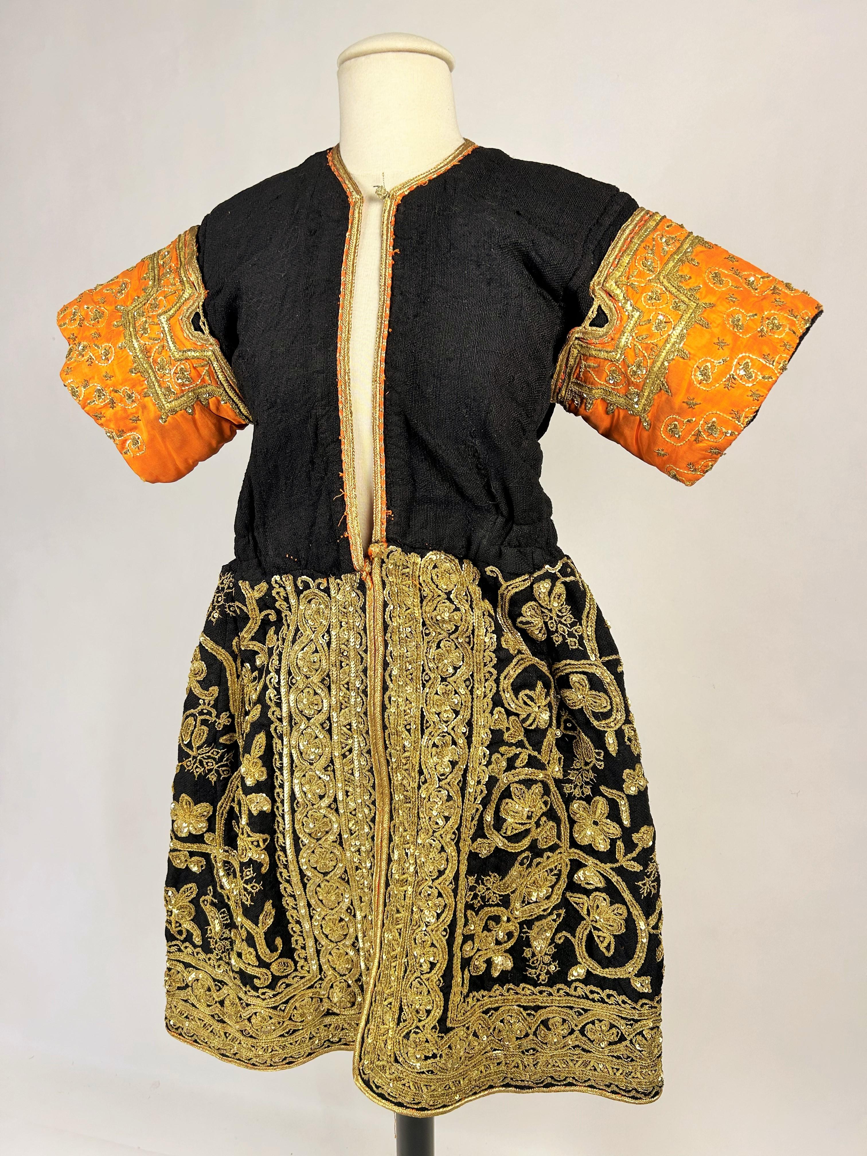 Marron Robe de cérémonie en laine brodée d'or - Tunisie, Hammamet, vers 1950 en vente