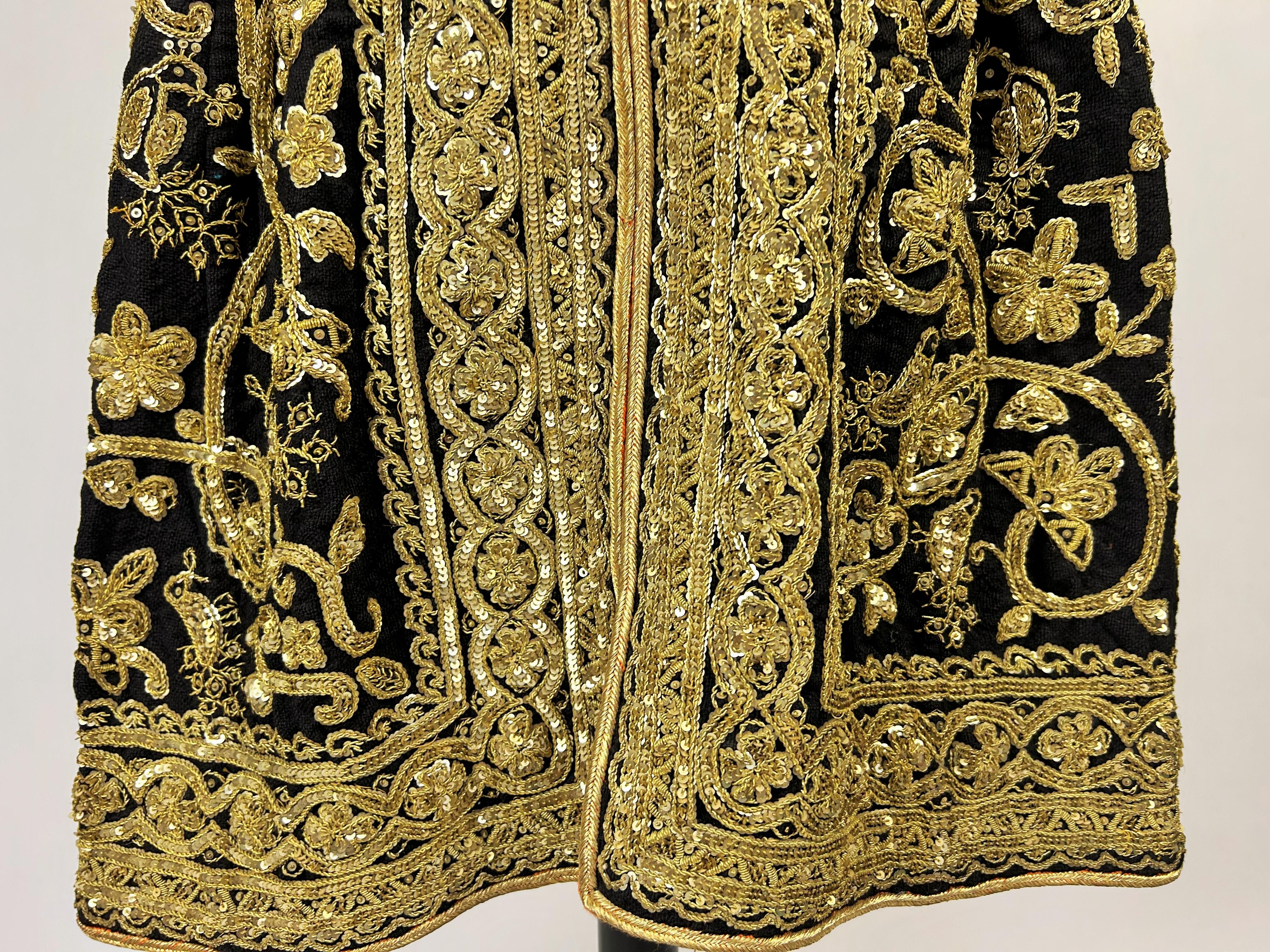 Robe de cérémonie en laine brodée d'or - Tunisie, Hammamet, vers 1950 Bon état - En vente à Toulon, FR