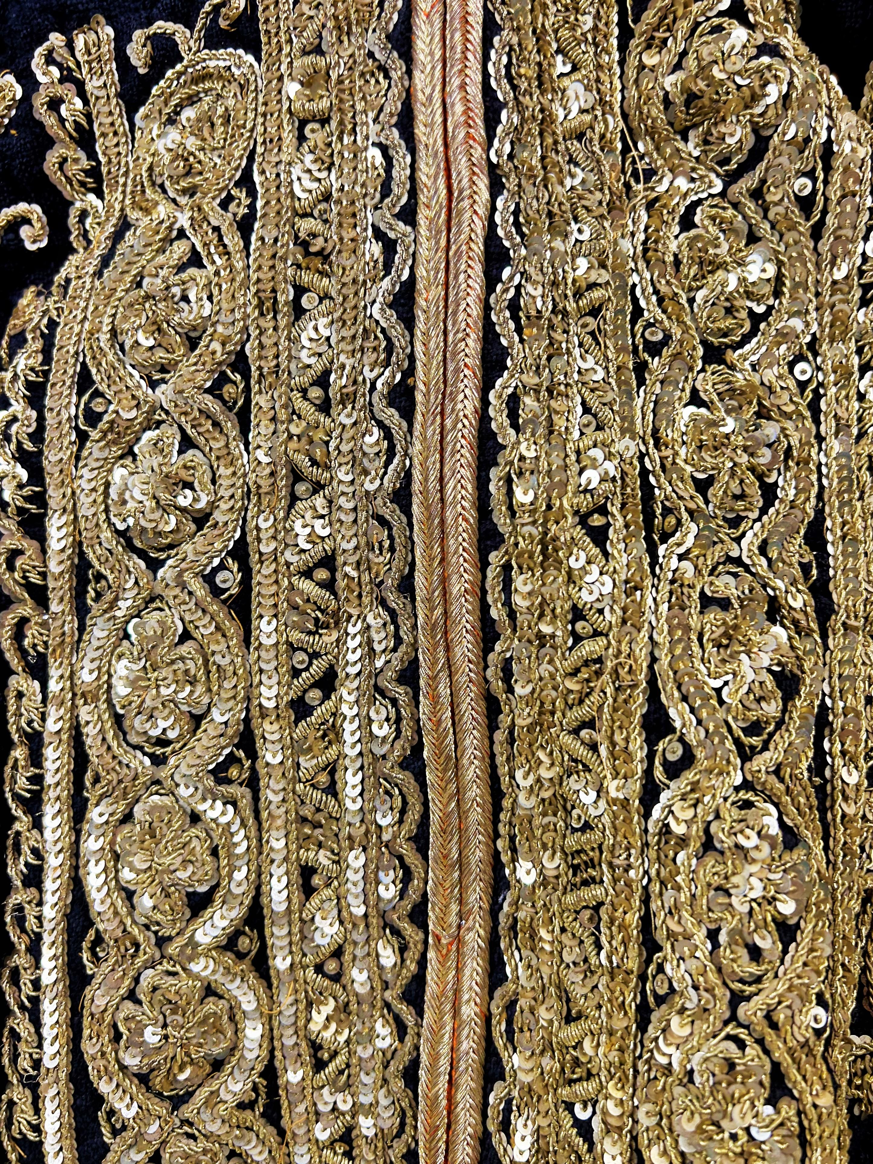 Robe de cérémonie en laine brodée d'or - Tunisie, Hammamet, vers 1950 Pour femmes en vente