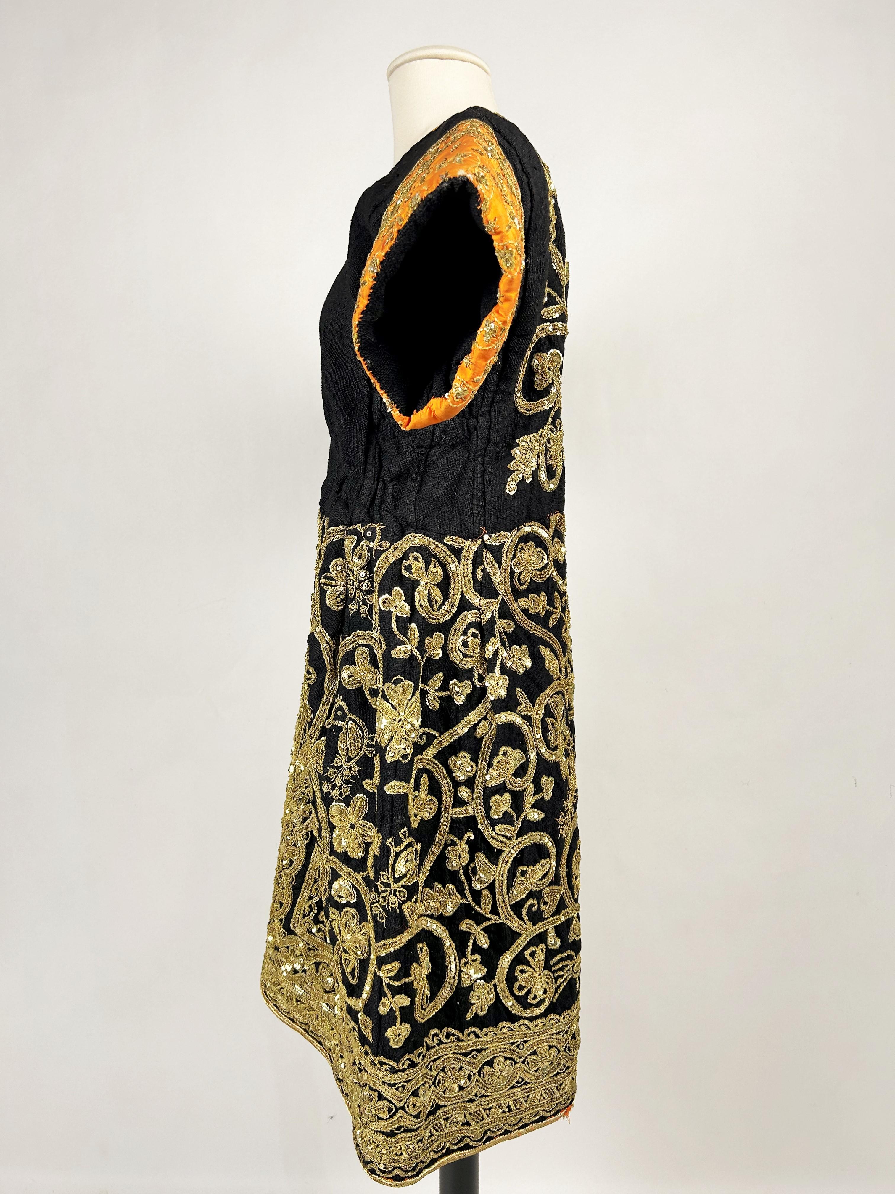 Robe de cérémonie en laine brodée d'or - Tunisie, Hammamet, vers 1950 en vente 2