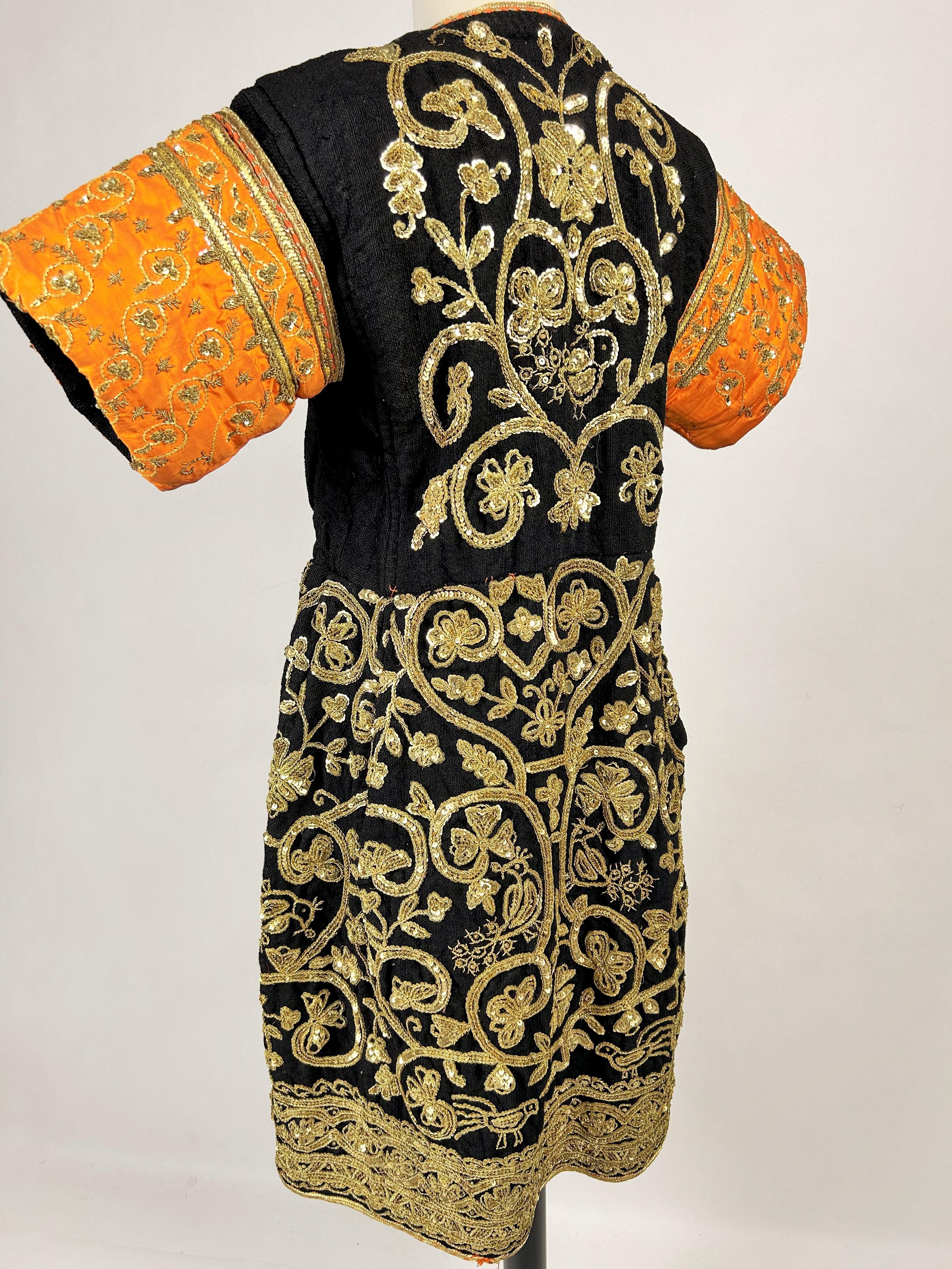Robe de cérémonie en laine brodée d'or - Tunisie, Hammamet, vers 1950 en vente 3